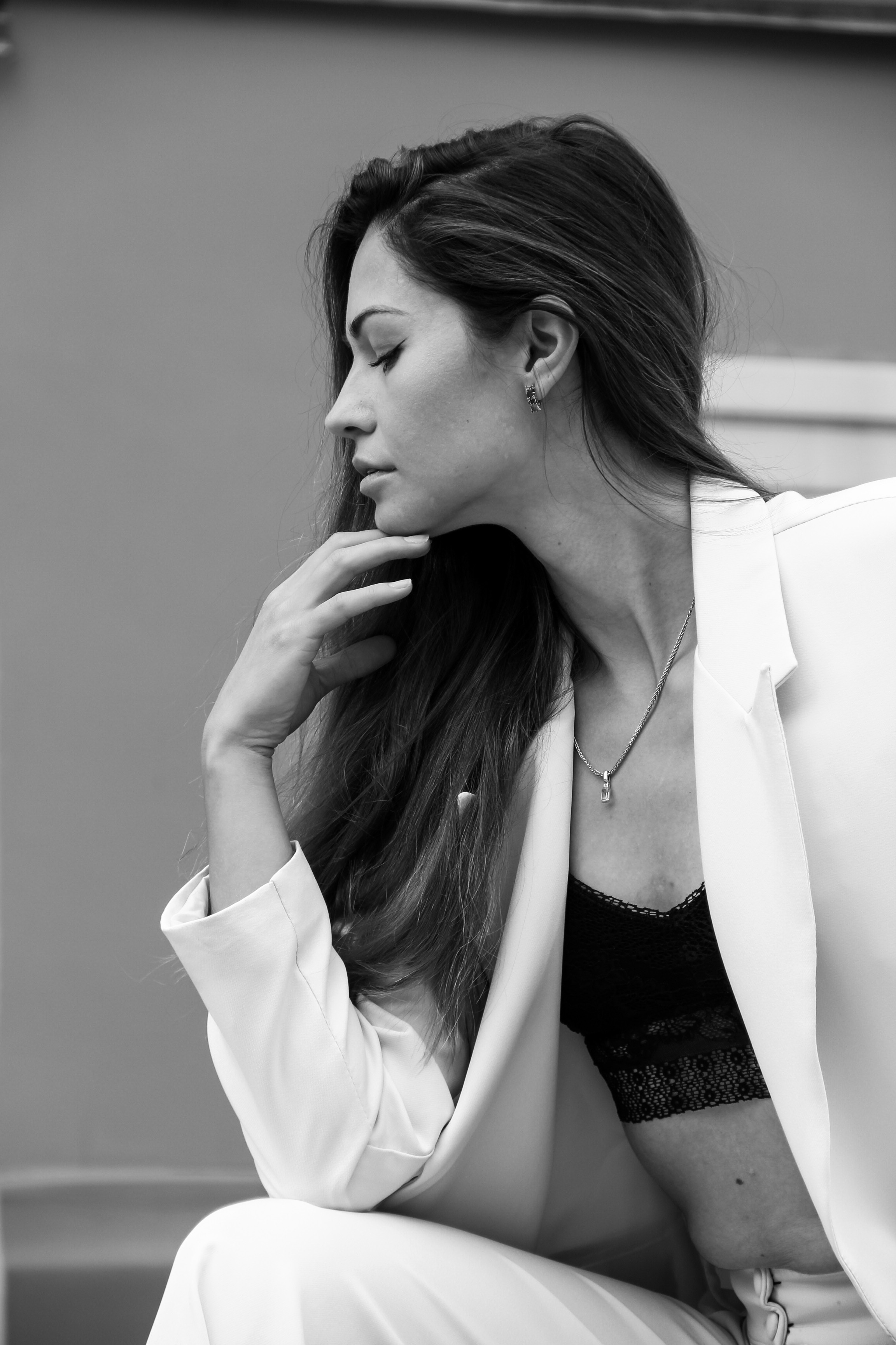 Портретная фотосессия девушки в костюме. Семейный фотодуэт Ирина и Николай Власьевы. Фотосессии в Новосибирске