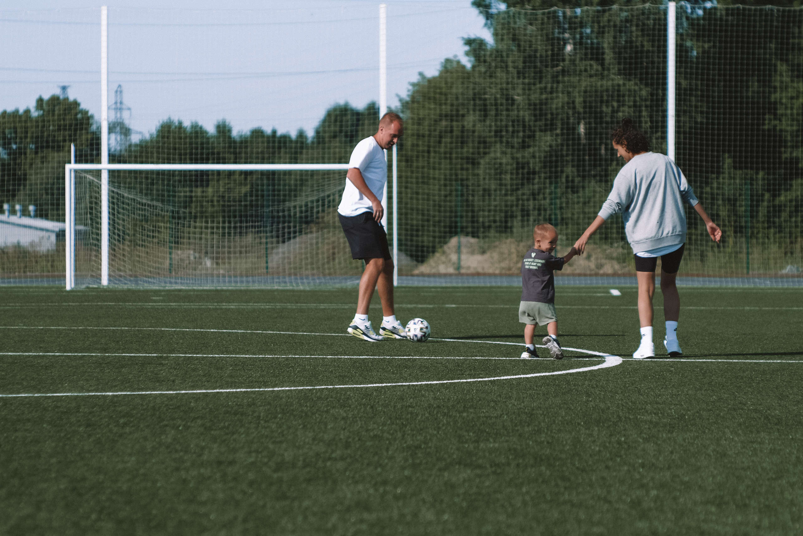 Семейная фотосессия с ребенком на спортивной площадке. Семейный фотодуэт Ирина и Николай Власьевы. Фотосессии в Новосибирске