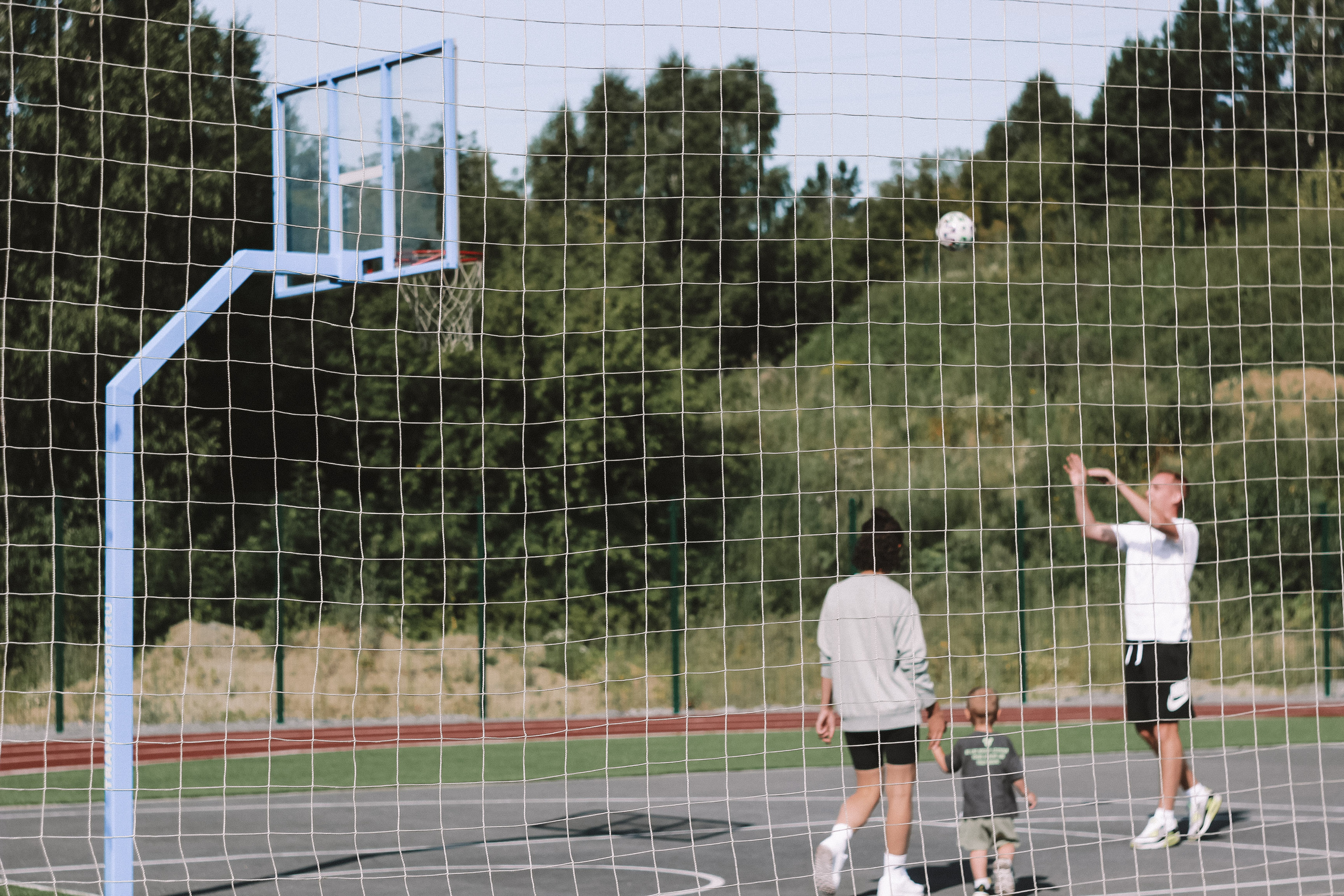 Семейная фотосессия с ребенком на спортивной площадке. Семейный фотодуэт Ирина и Николай Власьевы. Фотосессии в Новосибирске