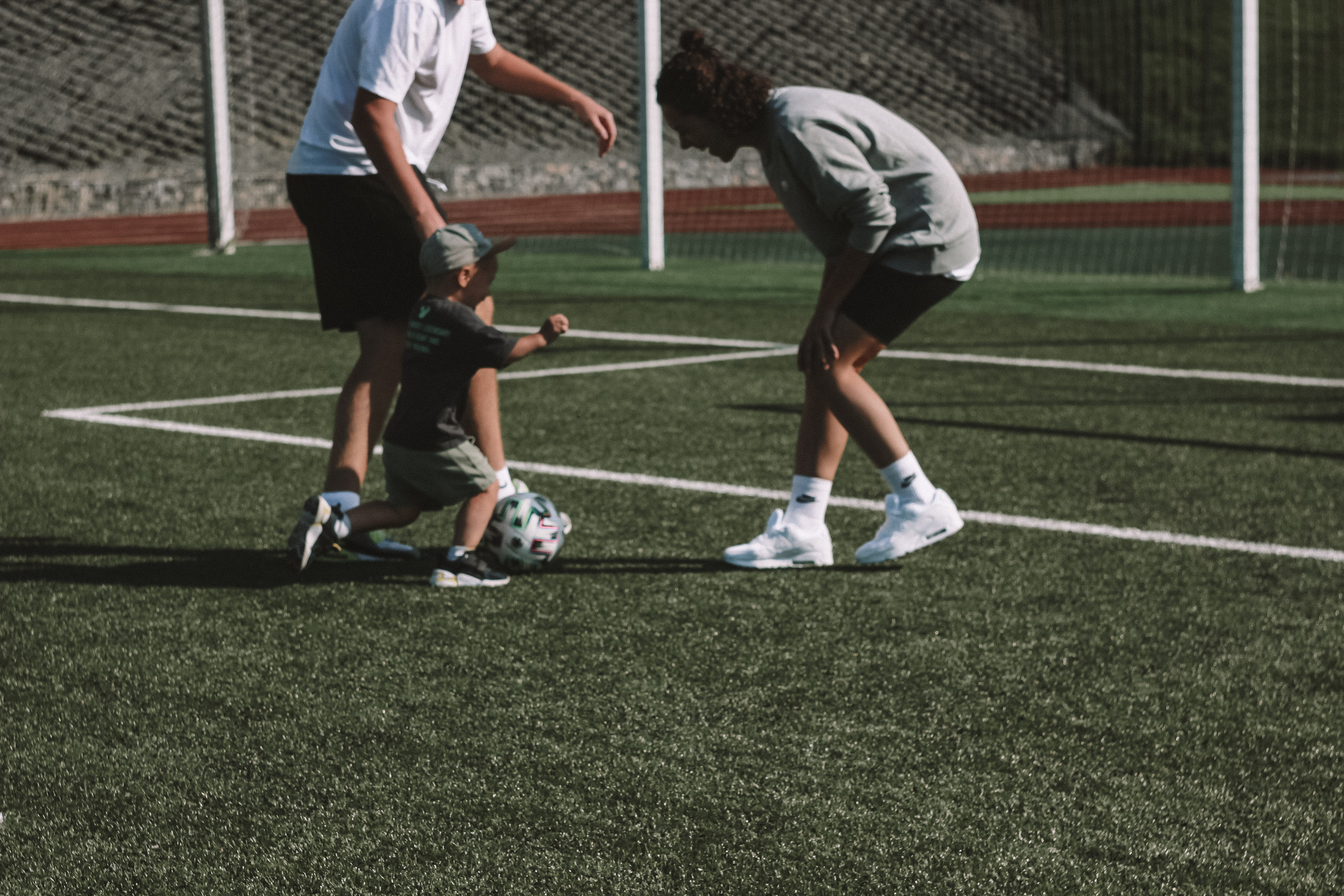 Семейная фотосессия с ребенком на спортивной площадке. Семейный фотодуэт Ирина и Николай Власьевы. Фотосессии в Новосибирске