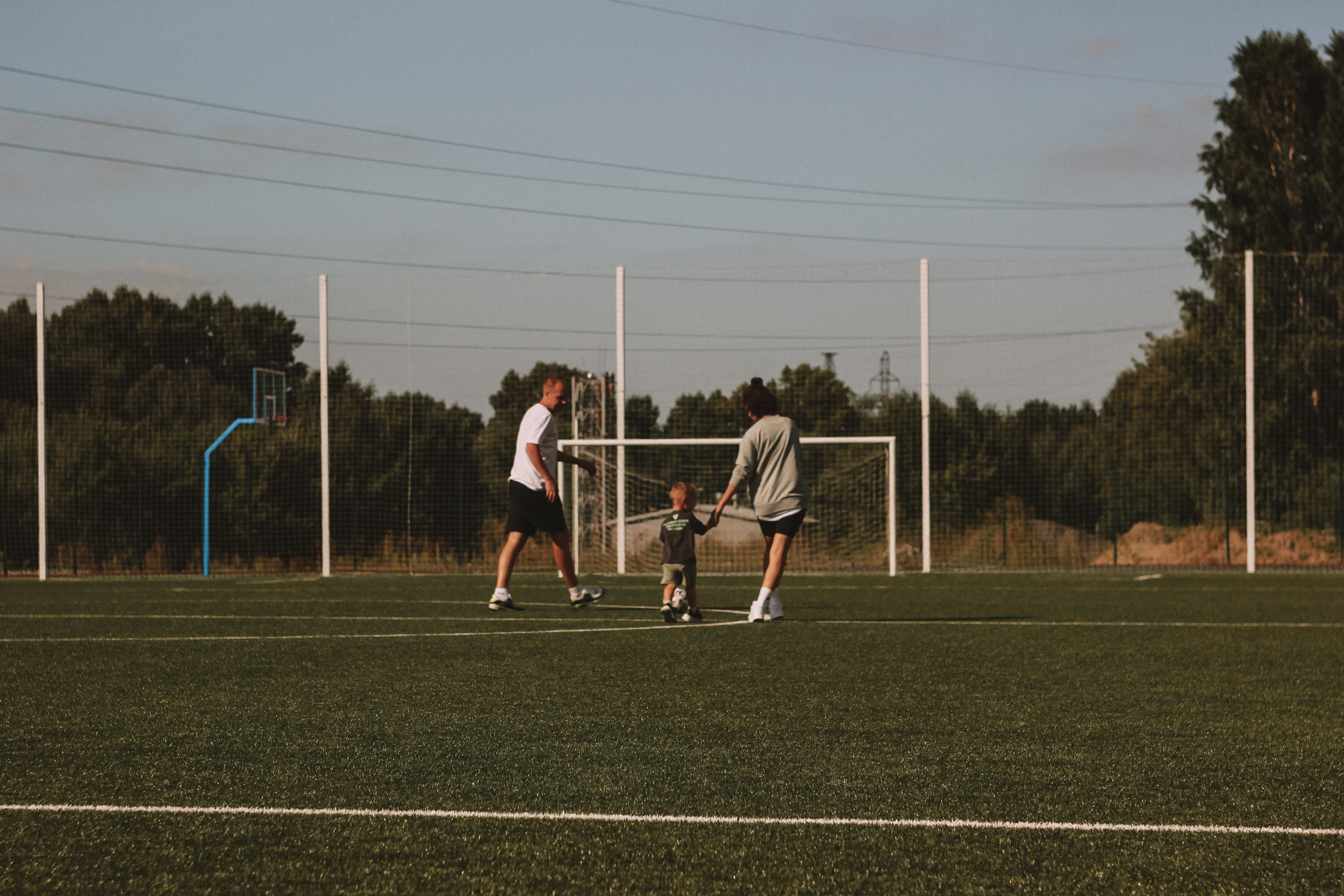 Семейная фотосессия с ребенком на спортивной площадке. Семейный фотодуэт Ирина и Николай Власьевы. Фотосессии в Новосибирске