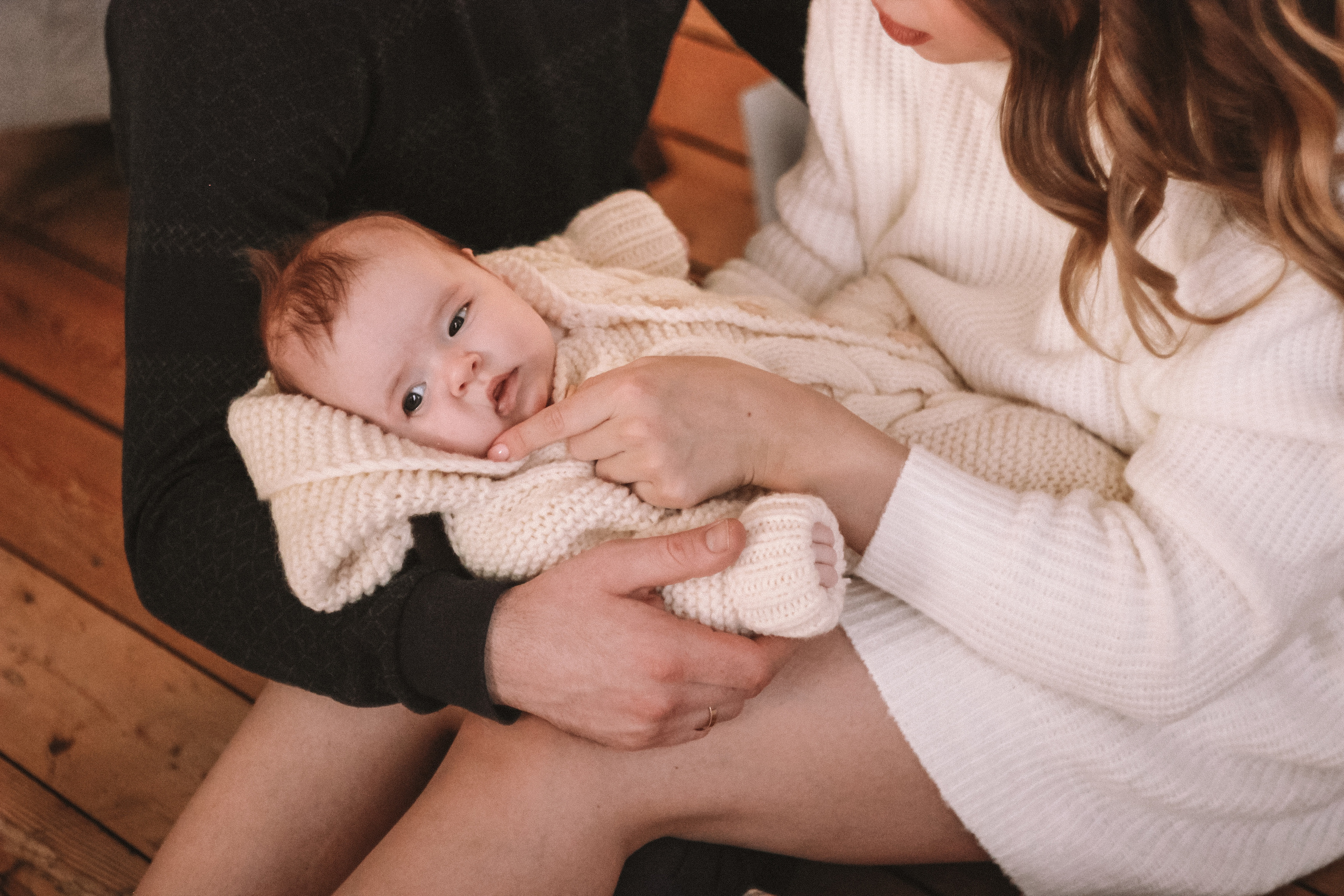 Семейная фотосессия с ребенком в поле Новосибирской области. Семейный фотодуэт Ирина и Николай Власьевы. Фотосессии в Новосибирске