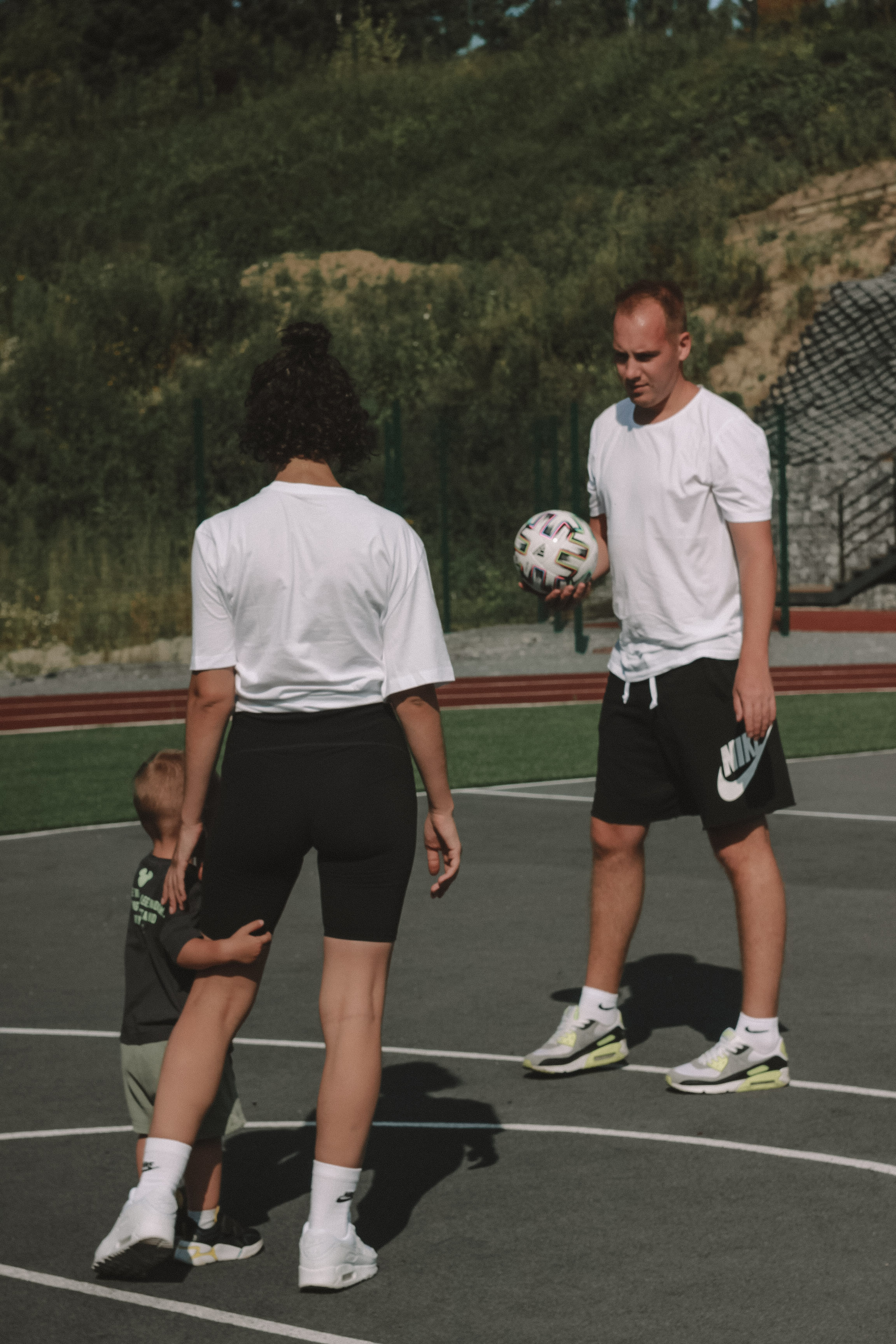 Семейная фотосессия с ребенком на спортивной площадке. Семейный фотодуэт Ирина и Николай Власьевы. Фотосессии в Новосибирске