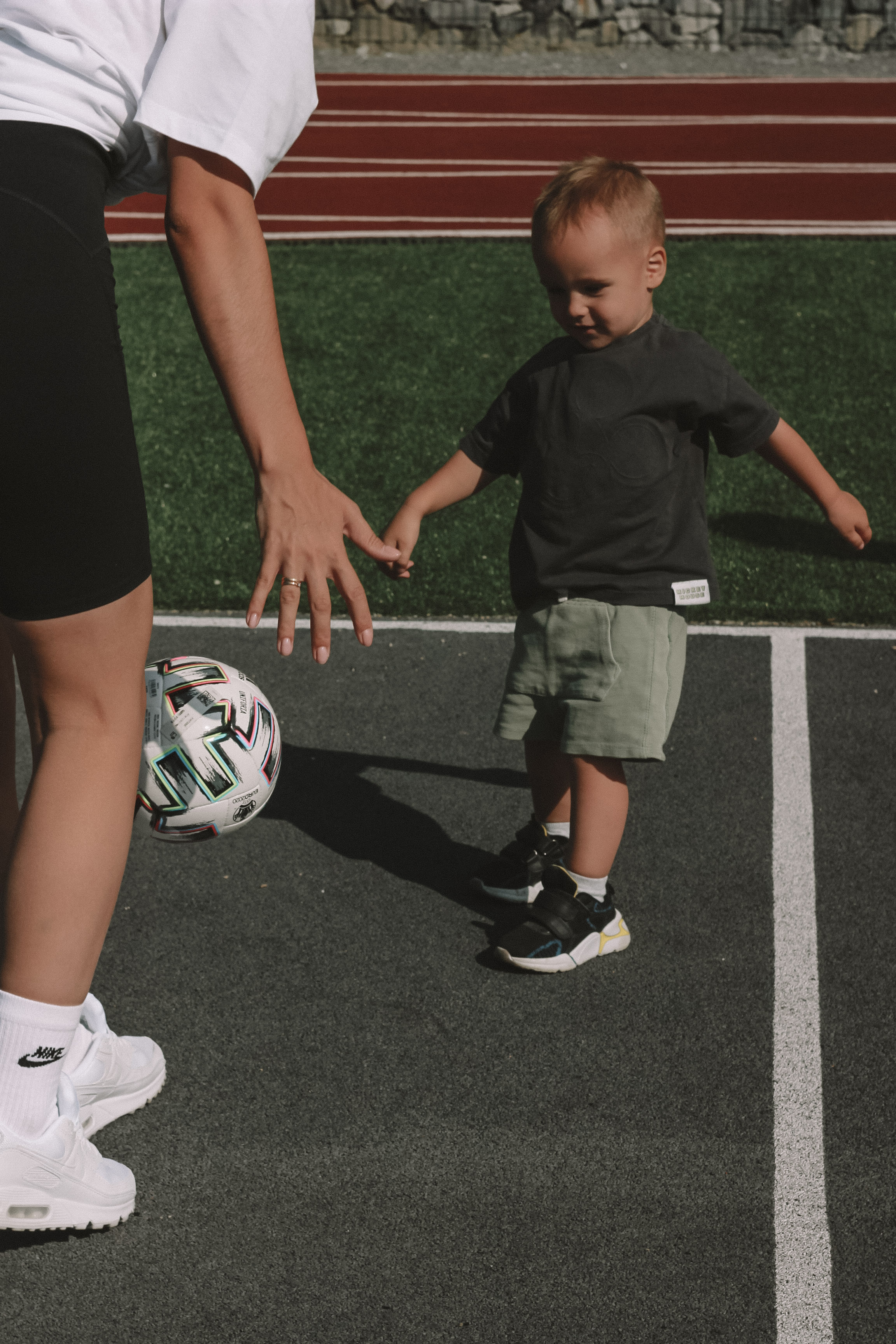 Семейная фотосессия с ребенком на спортивной площадке. Семейный фотодуэт Ирина и Николай Власьевы. Фотосессии в Новосибирске