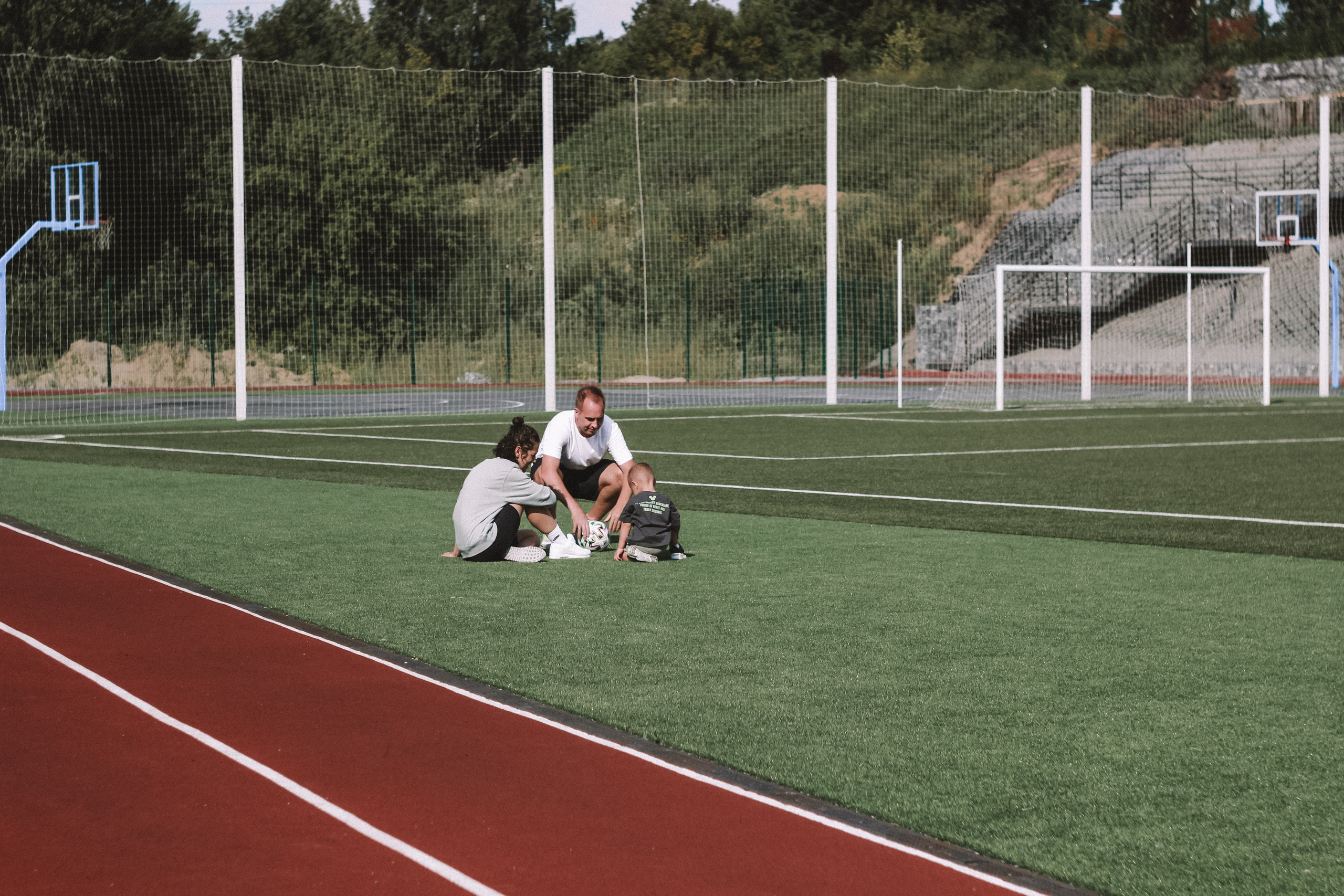 Семейная фотосессия с ребенком на спортивной площадке. Семейный фотодуэт Ирина и Николай Власьевы. Фотосессии в Новосибирске
