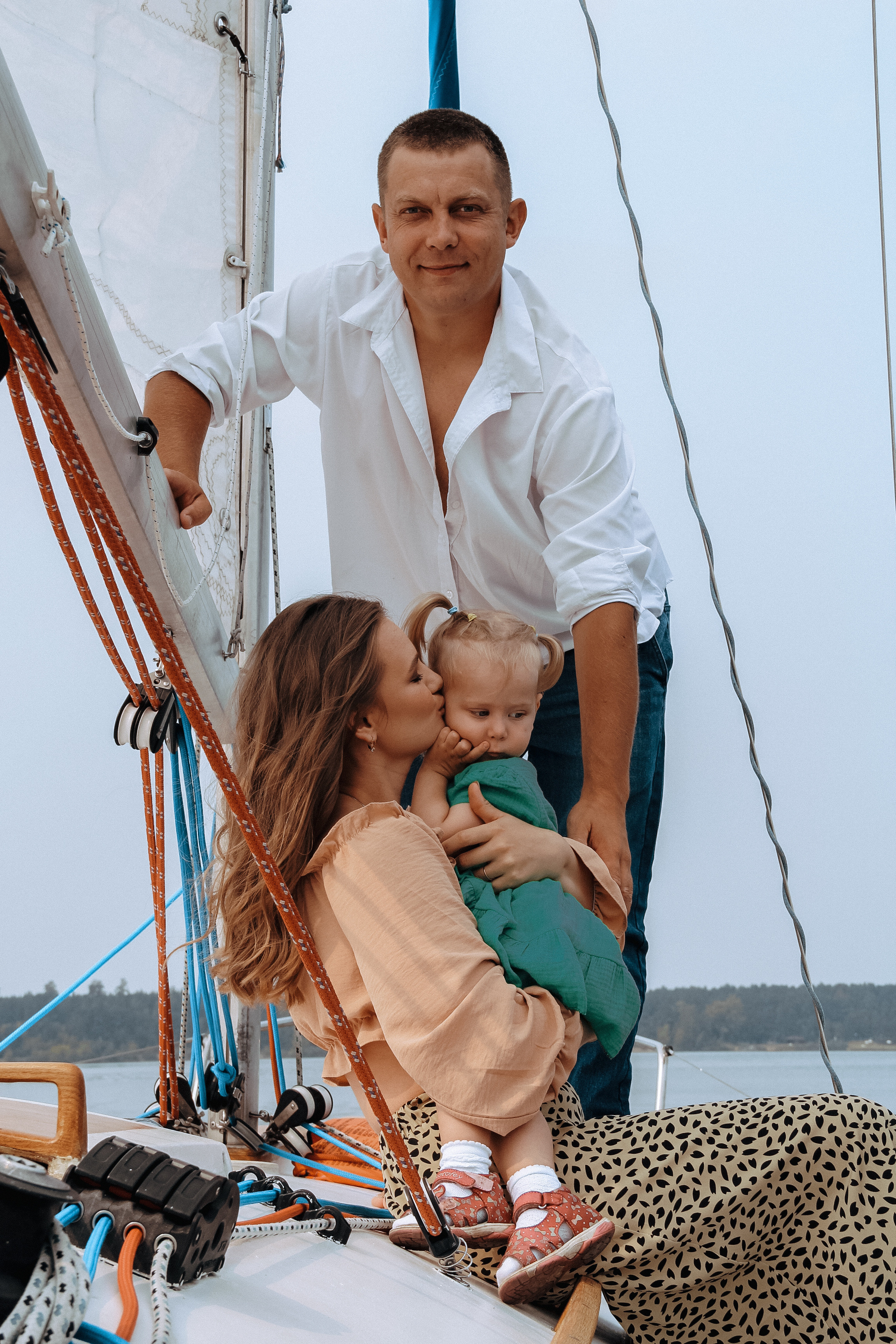 Семейная фотосессия на паруснике в Новосибирске. Семейный фотодуэт Ирина и Николай Власьевы. Фотосессии в Новосибирске