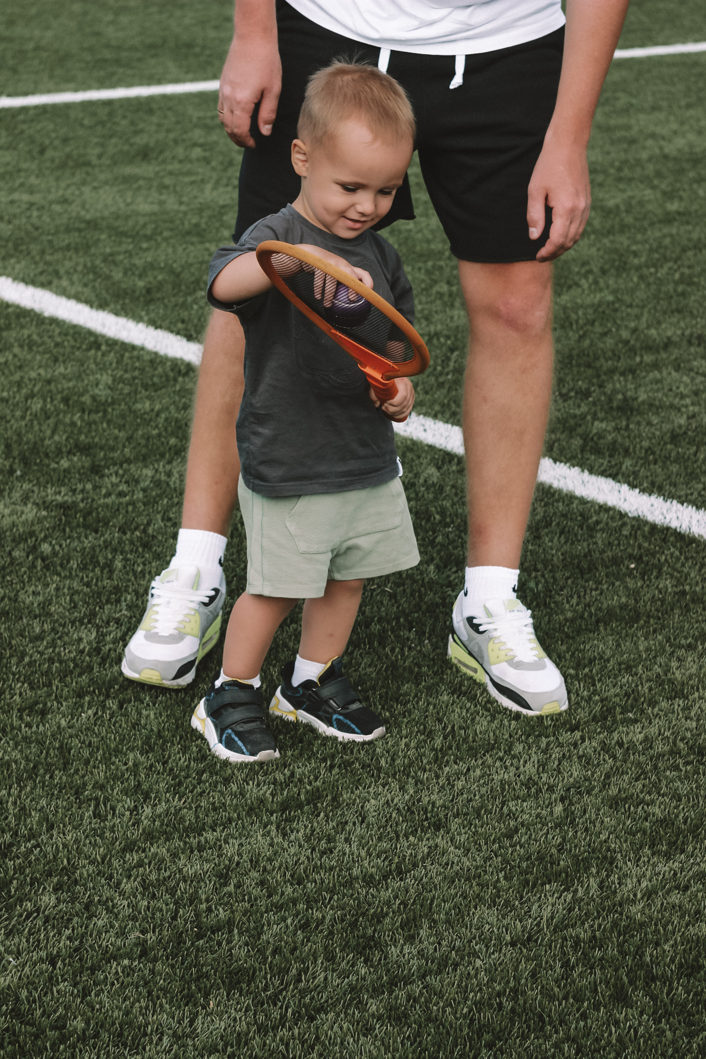 Семейная фотосессия с ребенком на спортивной площадке. Семейный фотодуэт Ирина и Николай Власьевы. Фотосессии в Новосибирске