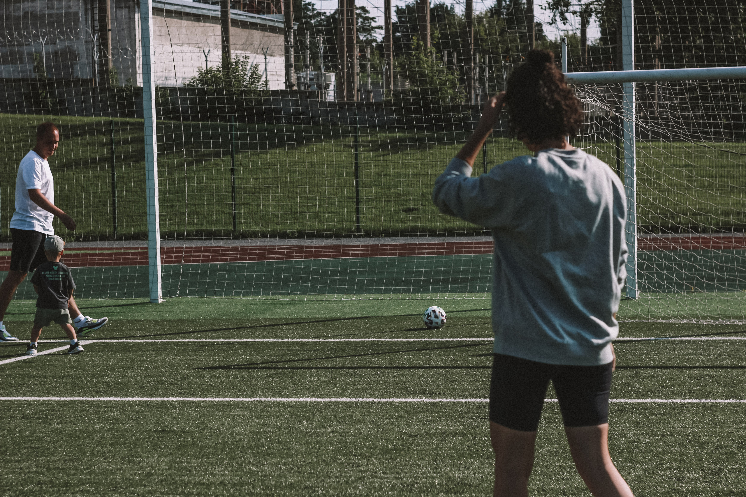 Семейная фотосессия с ребенком на спортивной площадке. Семейный фотодуэт Ирина и Николай Власьевы. Фотосессии в Новосибирске