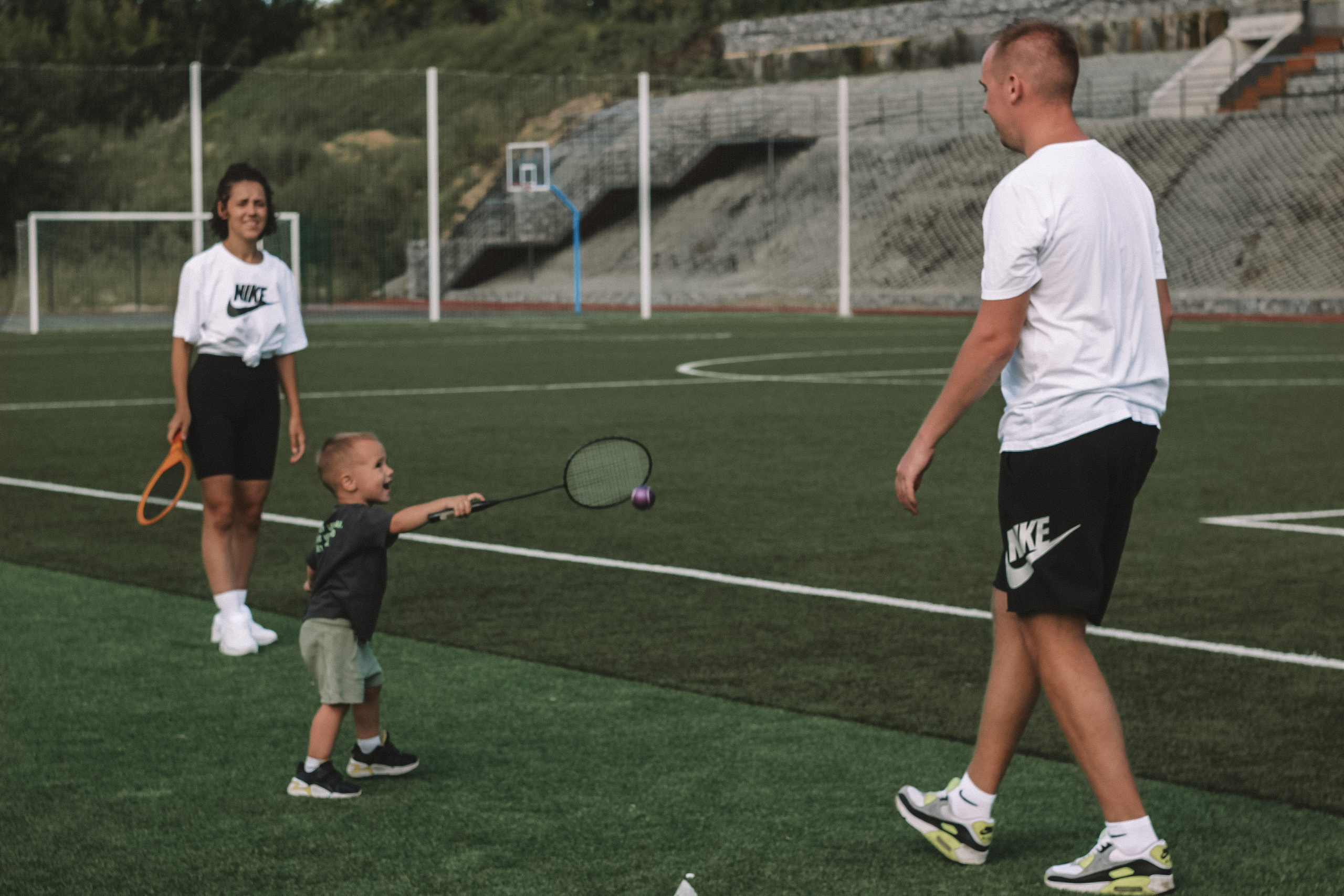 Семейная фотосессия с ребенком на спортивной площадке. Семейный фотодуэт Ирина и Николай Власьевы. Фотосессии в Новосибирске