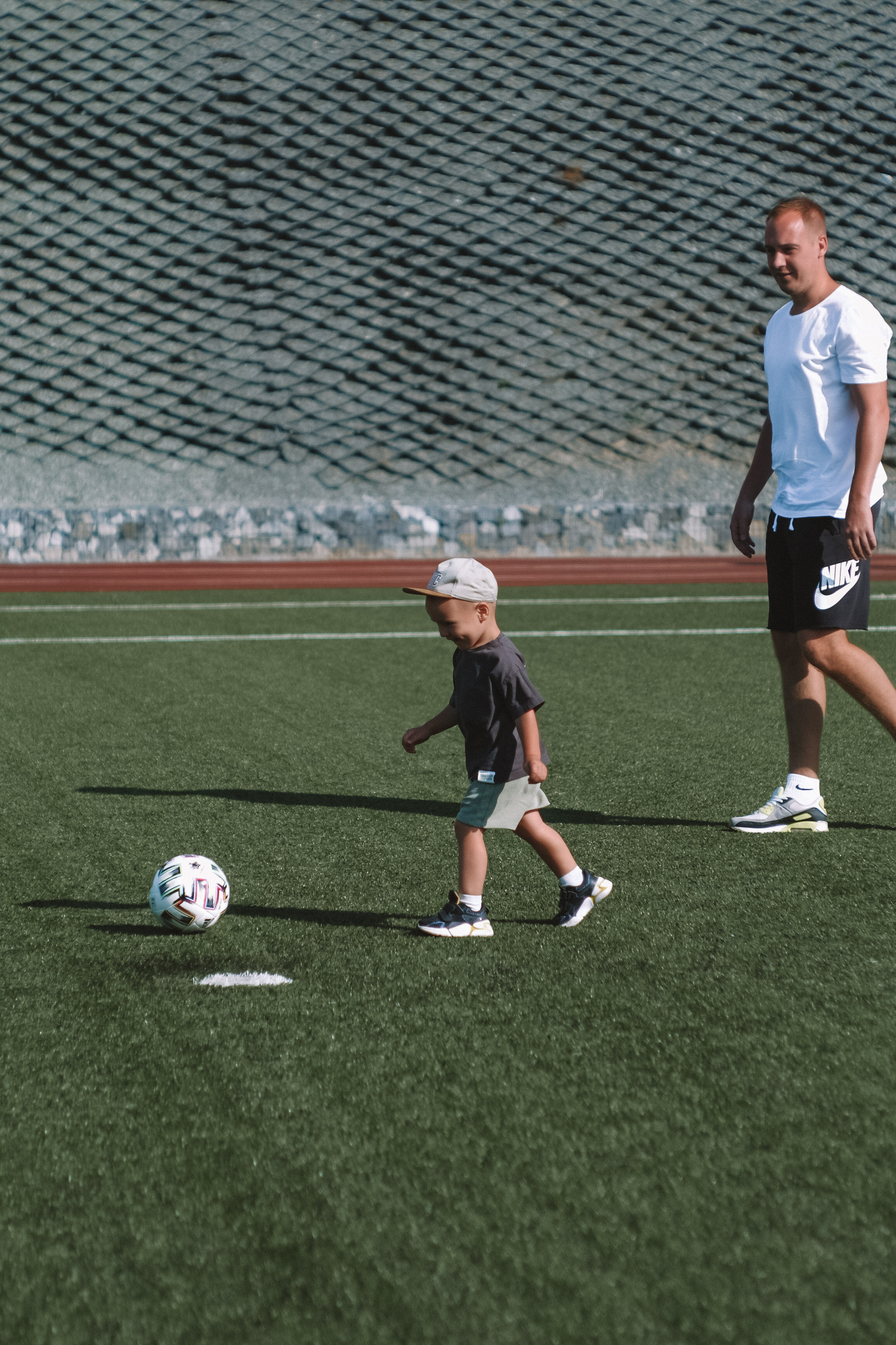 Семейная фотосессия с ребенком на спортивной площадке. Семейный фотодуэт Ирина и Николай Власьевы. Фотосессии в Новосибирске