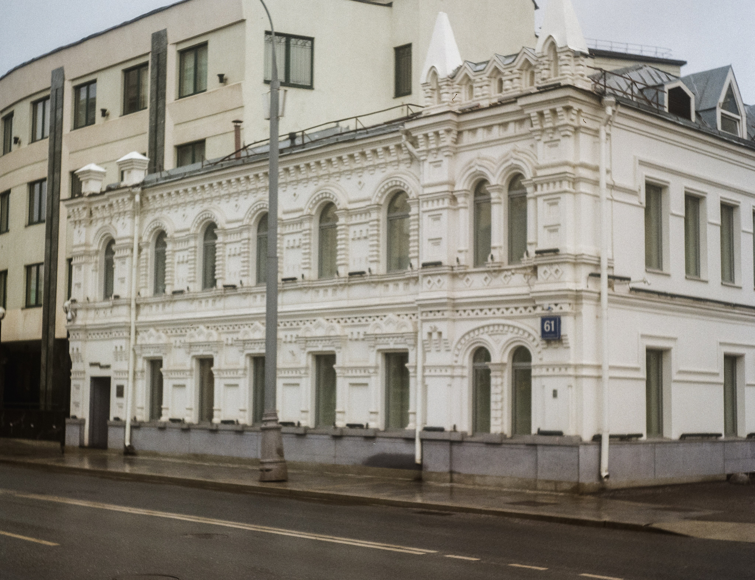 Ул. Большая Полянка и Музей Тропинина / Kodak Gold 200 / Konishiroku Pearl II