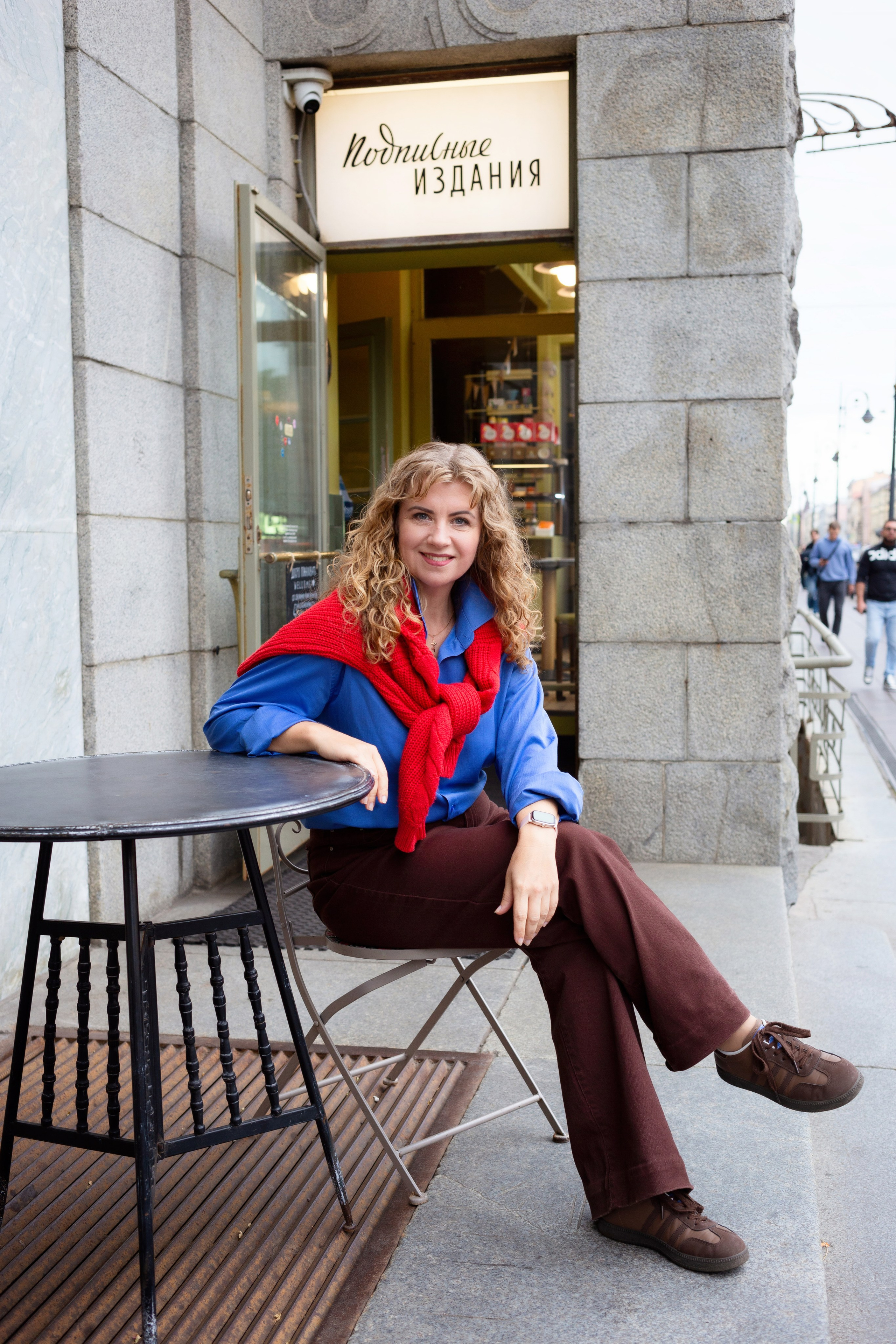 Фотосессия в СПб и книжном магазине Подписные издания. Портретные фотосессии, контент-съемки, репортаж