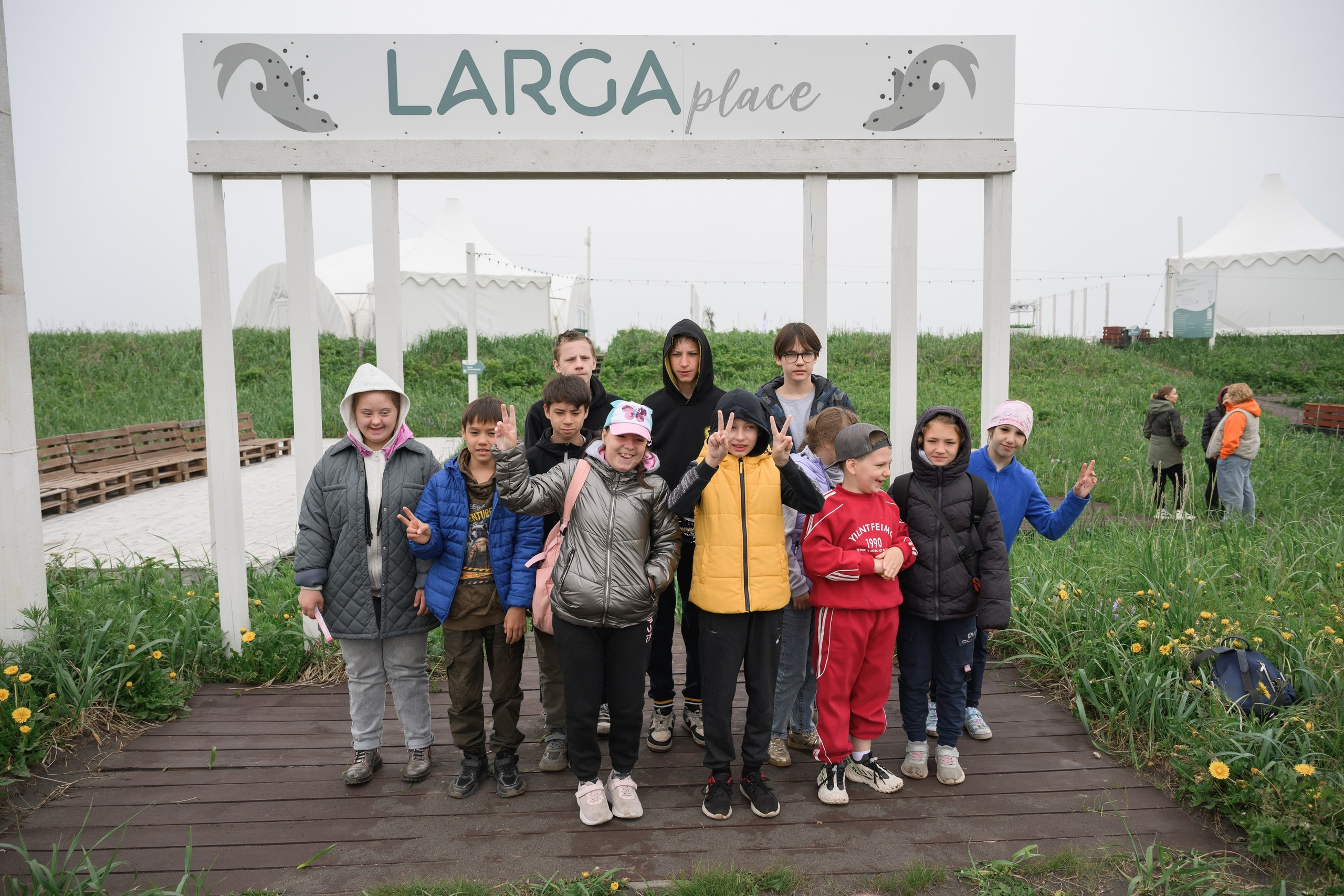 Фотосъемка Марафона добра в Петропавловске-Камчатском, Яркие моменты благотворительного забега на фоне камчатских пейзажей, Эмоциональные кадры участников Марафона добра в Петропавловске-Камчатском, Фотографии волонтеров и благотворителей на берегу Тихого океана, Профессиональная съемка добрых дел в Петропавловске-Камчатском