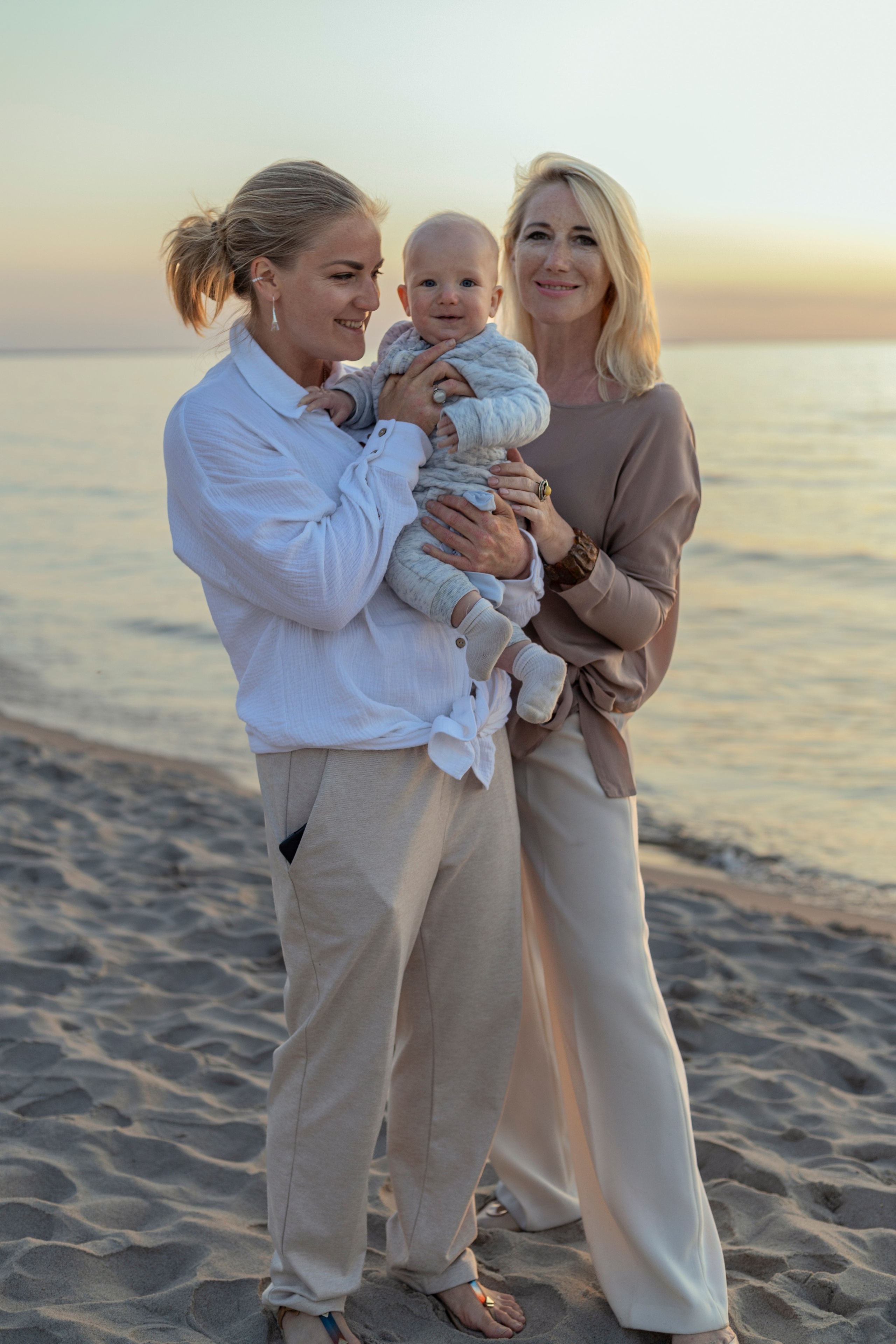 Семья на море в золотой час. Фотограф Анастасия Горлач в Калининграде