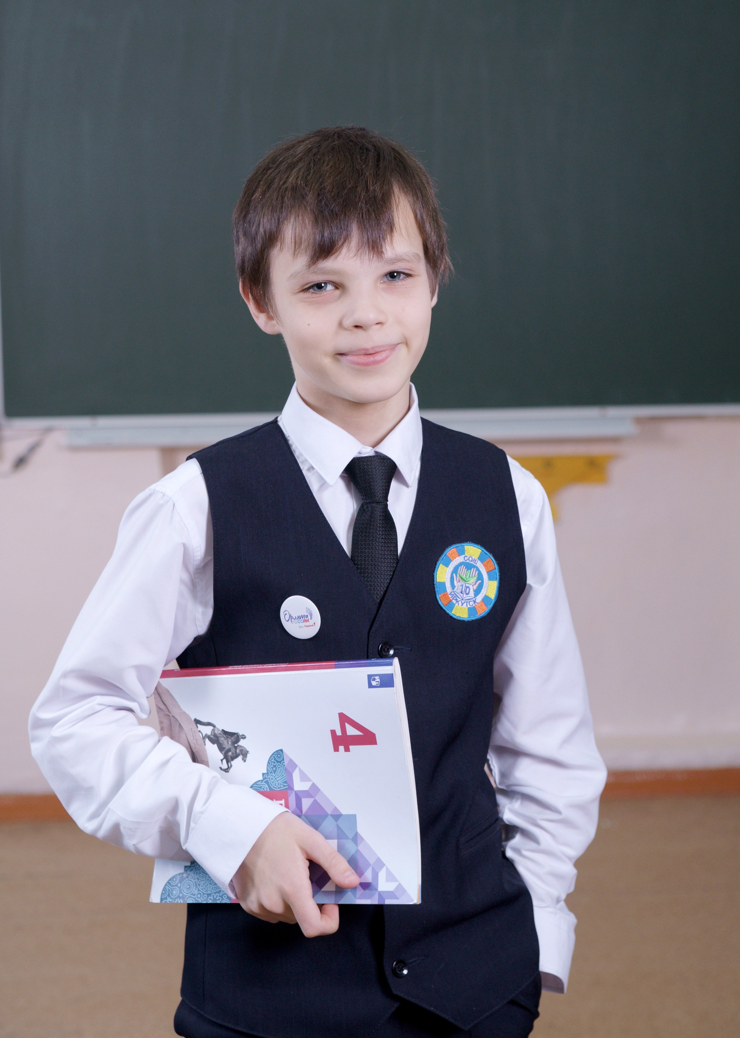 Выпускник начальной школы - сьемка в школе  - портрет мальчика