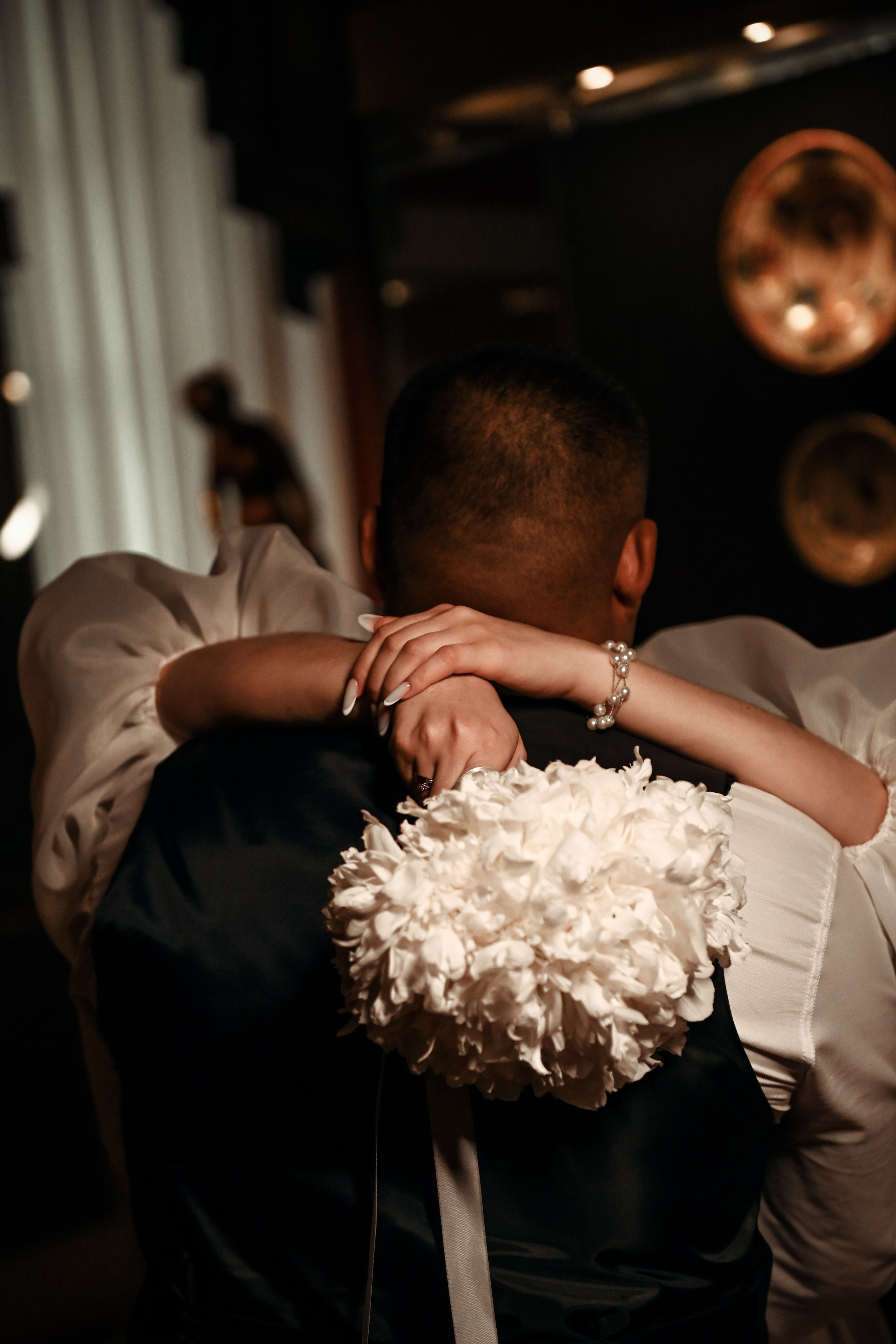 Небольшая свадебная серия в музее и прогулкой под дождем Эльмиры и Ризата. Свадебный, семейный, детский, контент фотограф в Омске Максим Ильин