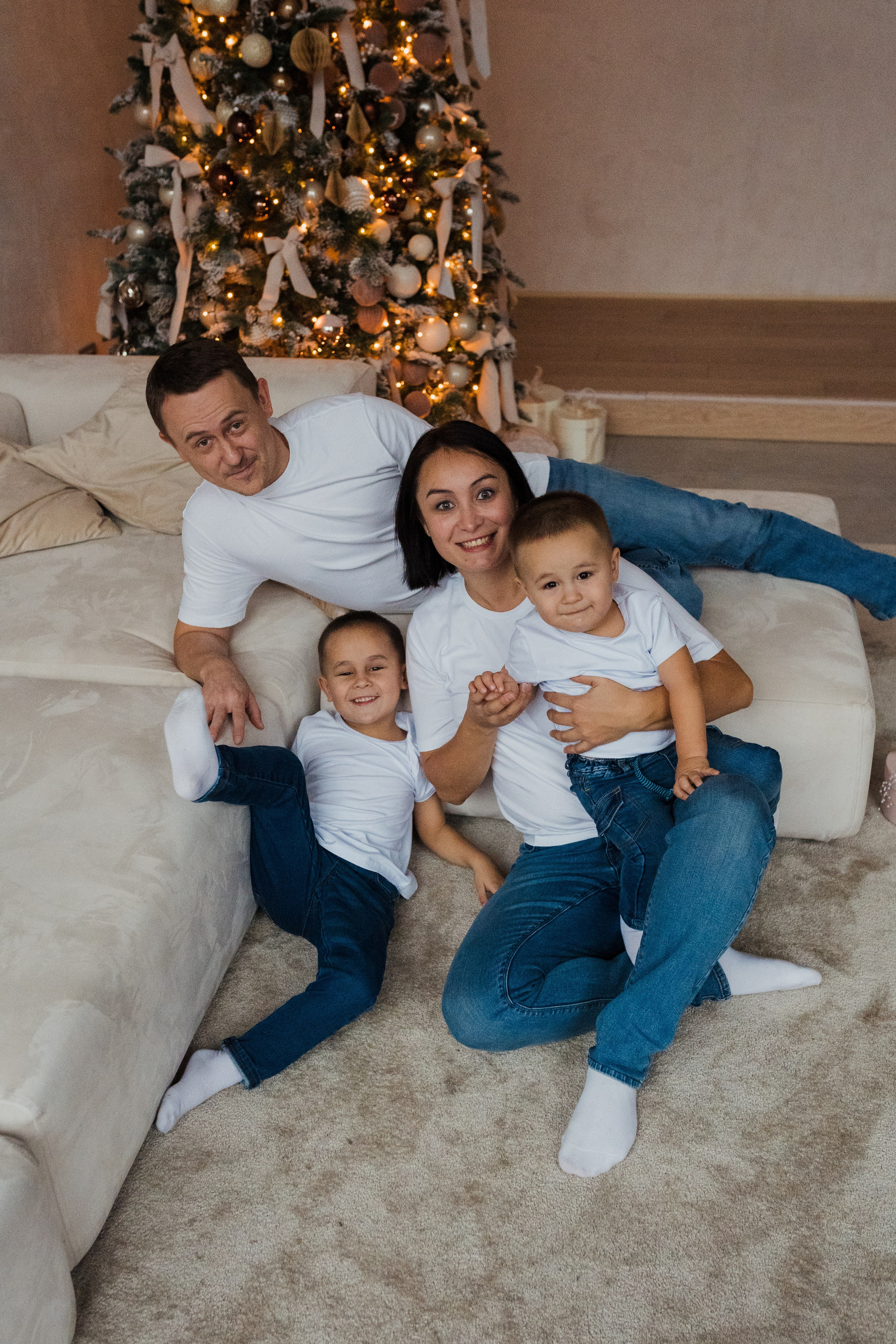 Семейная фотосессия в студии в Москве, семейный фотограф Анна Полушина. Свадебный фотограф в Москве Анна Полушина