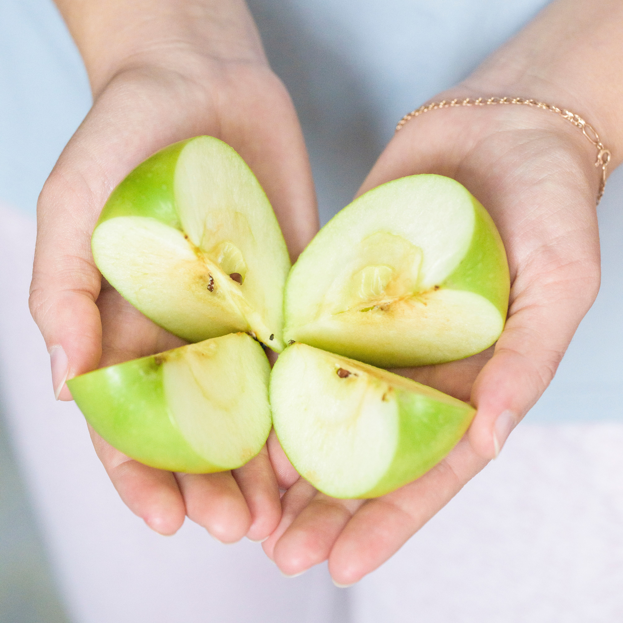 Фотопроект самоизоляция, одиночество, девушка в квартире. арт-фотография, философия, дольки зелёноко яблока