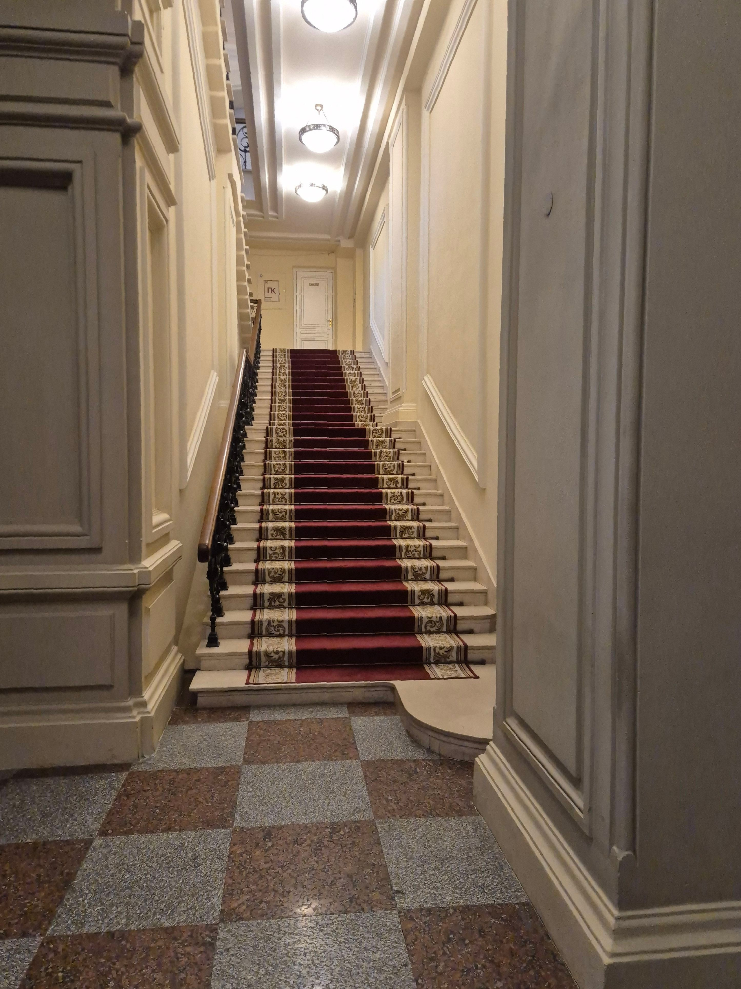 В закоулке парадная лестница, ведущая в кабинеты администрации