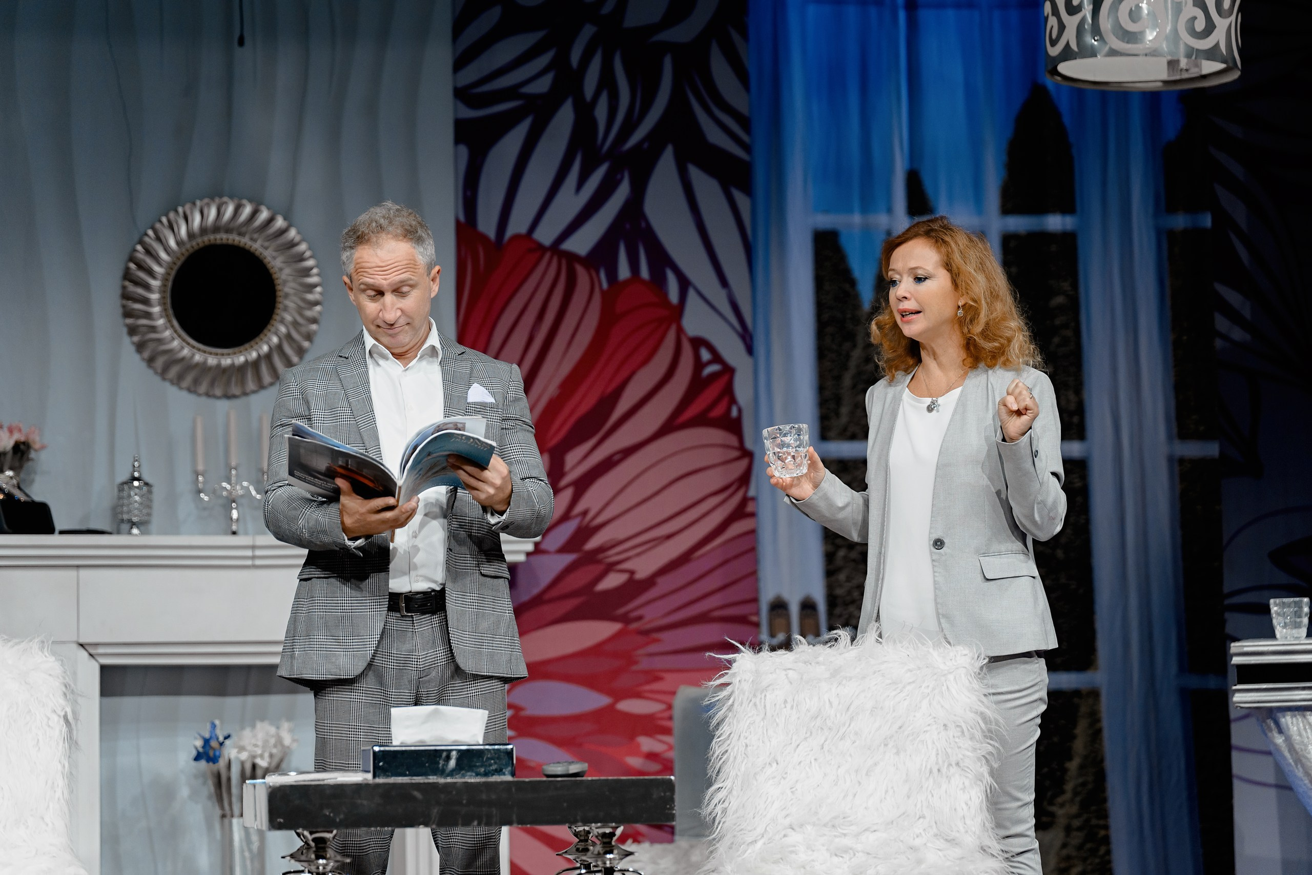 Спектакль «Мужчина с доставкой на дом».  Актёры: Елена Воробей Дмитрий Миллер/Оскар Кучера Михаил Полицеймако/Джемал Тетруашвили Елена Захарова/ Анна Невская / Наталия Власова Режиссёр: Нина Чусова