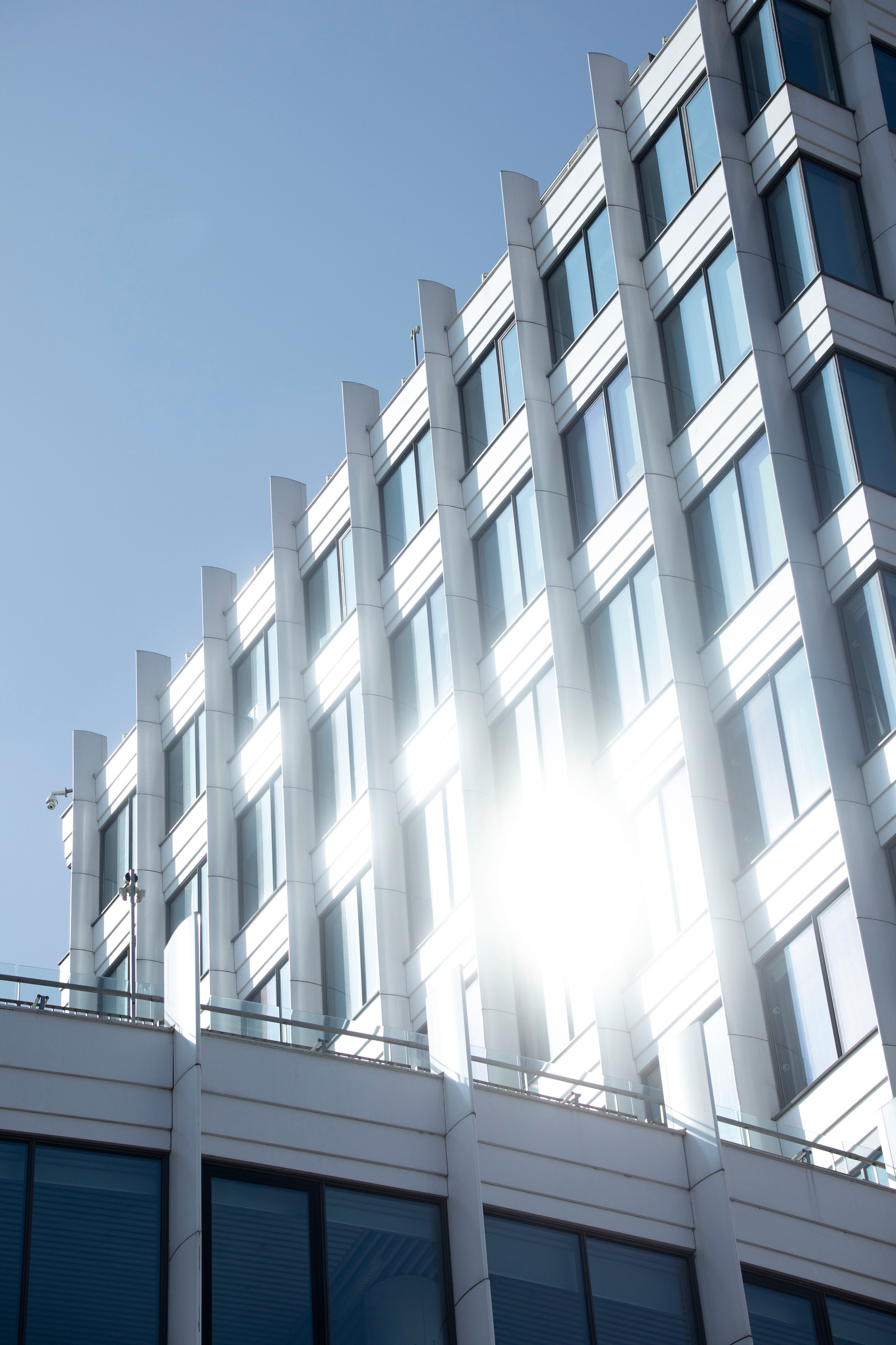 здание с синими окнами