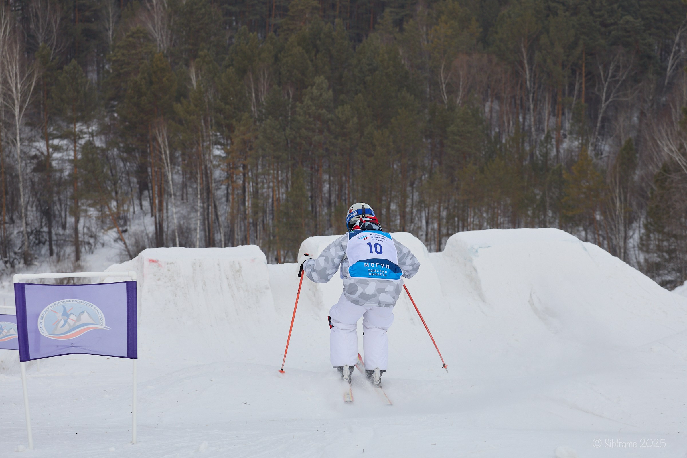 Спортсмен группируется перед прыжком.