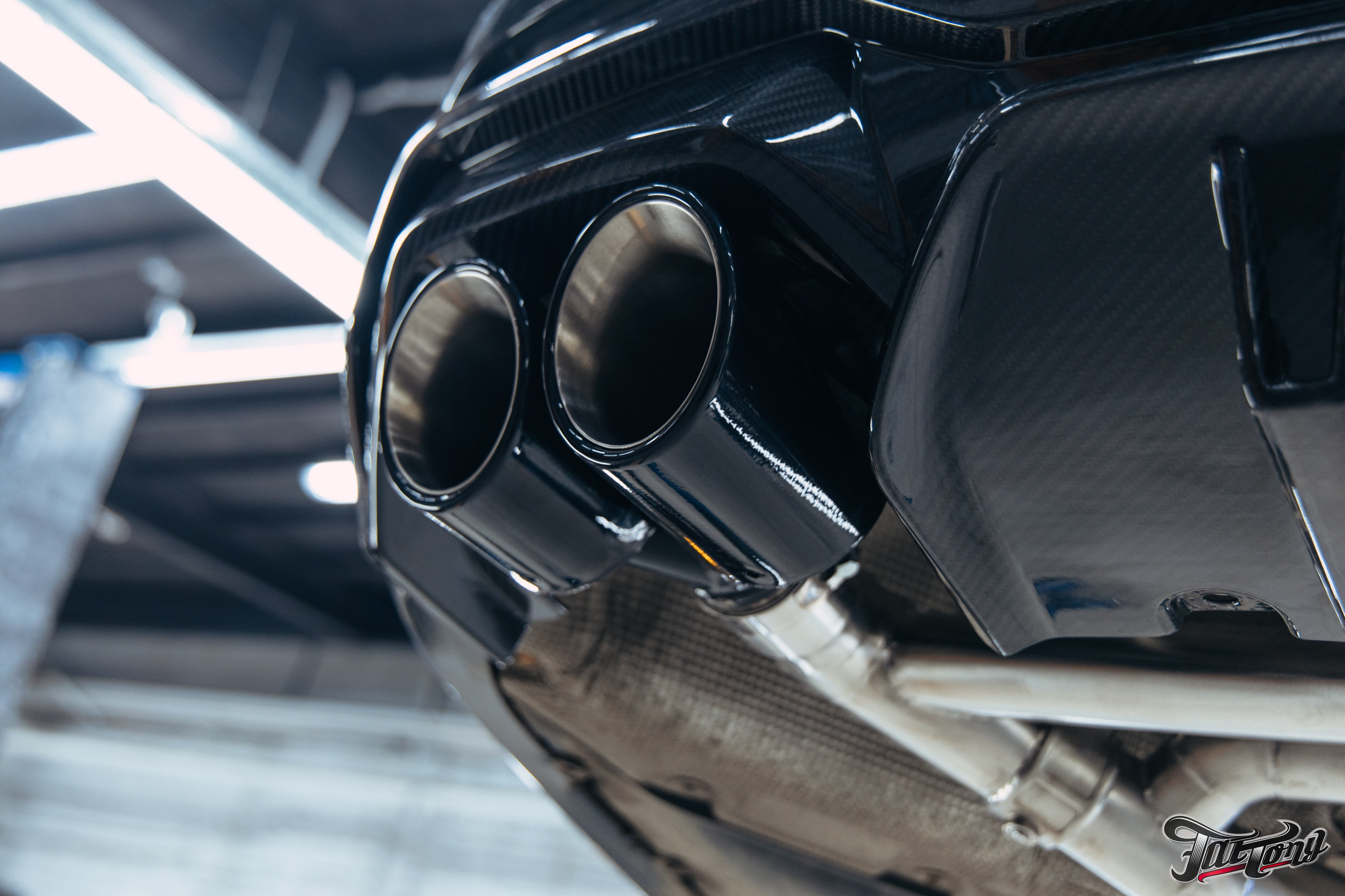 BMW 440i оклейка в зеленый, выхлоп, установка карбонового обвеса, окрас суппортов. DeLorein