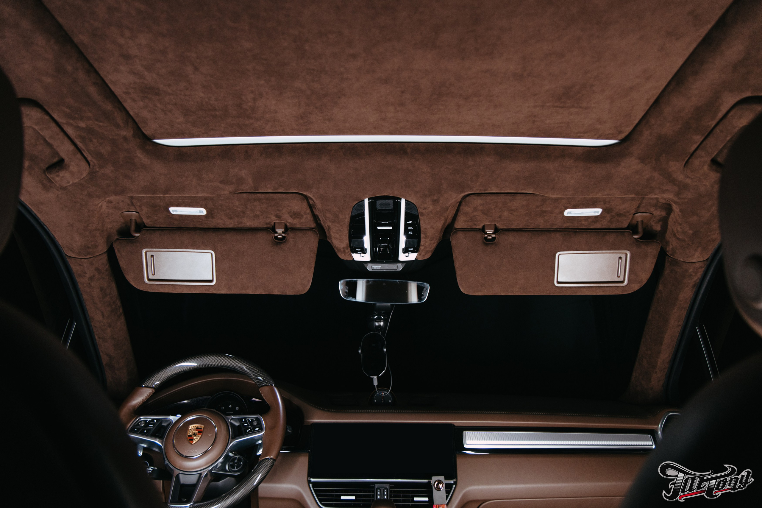 Porsche Сayenne пошив потолка в коричневую алькантару. DeLorein