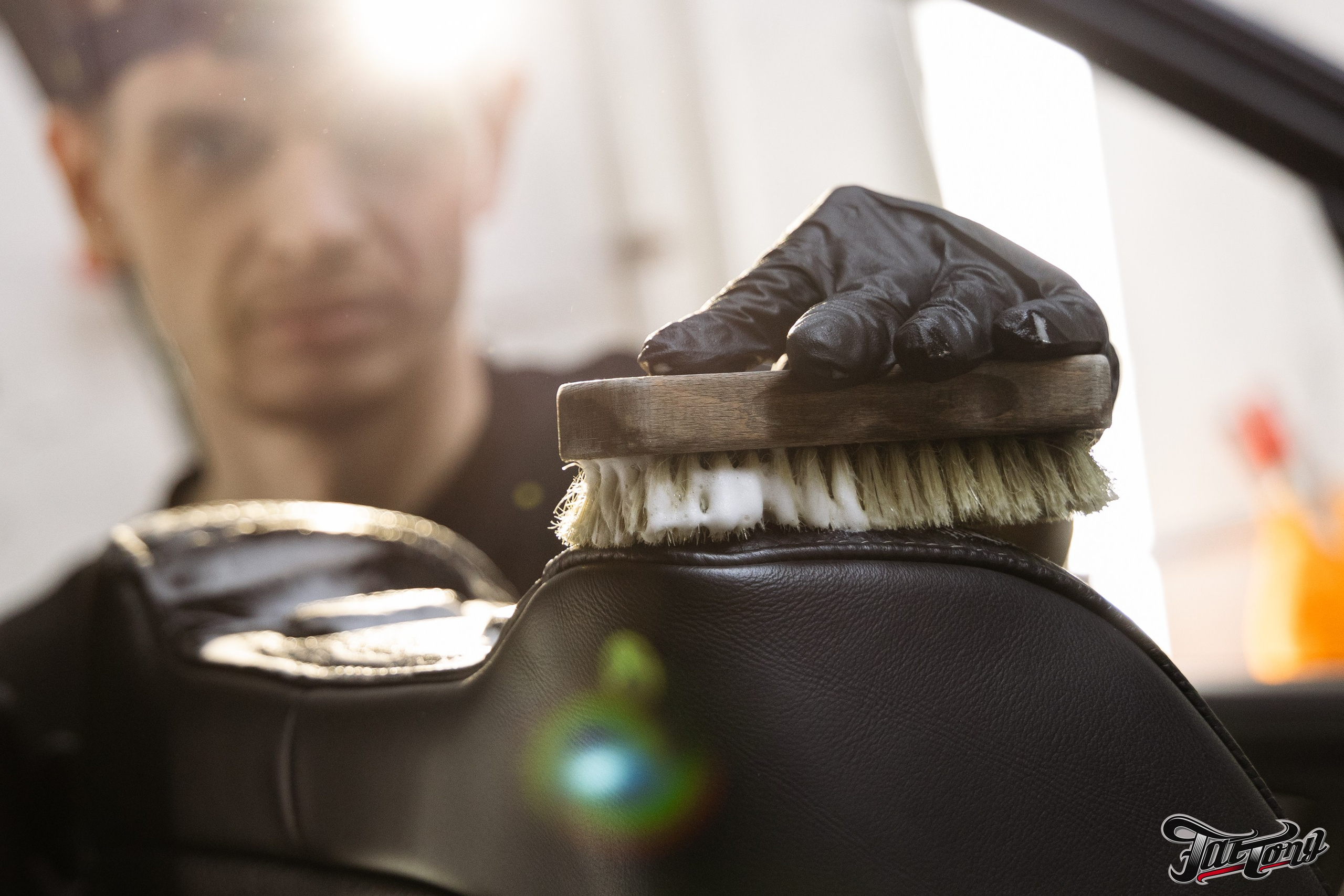 Ram 1500 ламинация карбоном, окрас шильдов, проушин, установка света в решетку. DeLorein