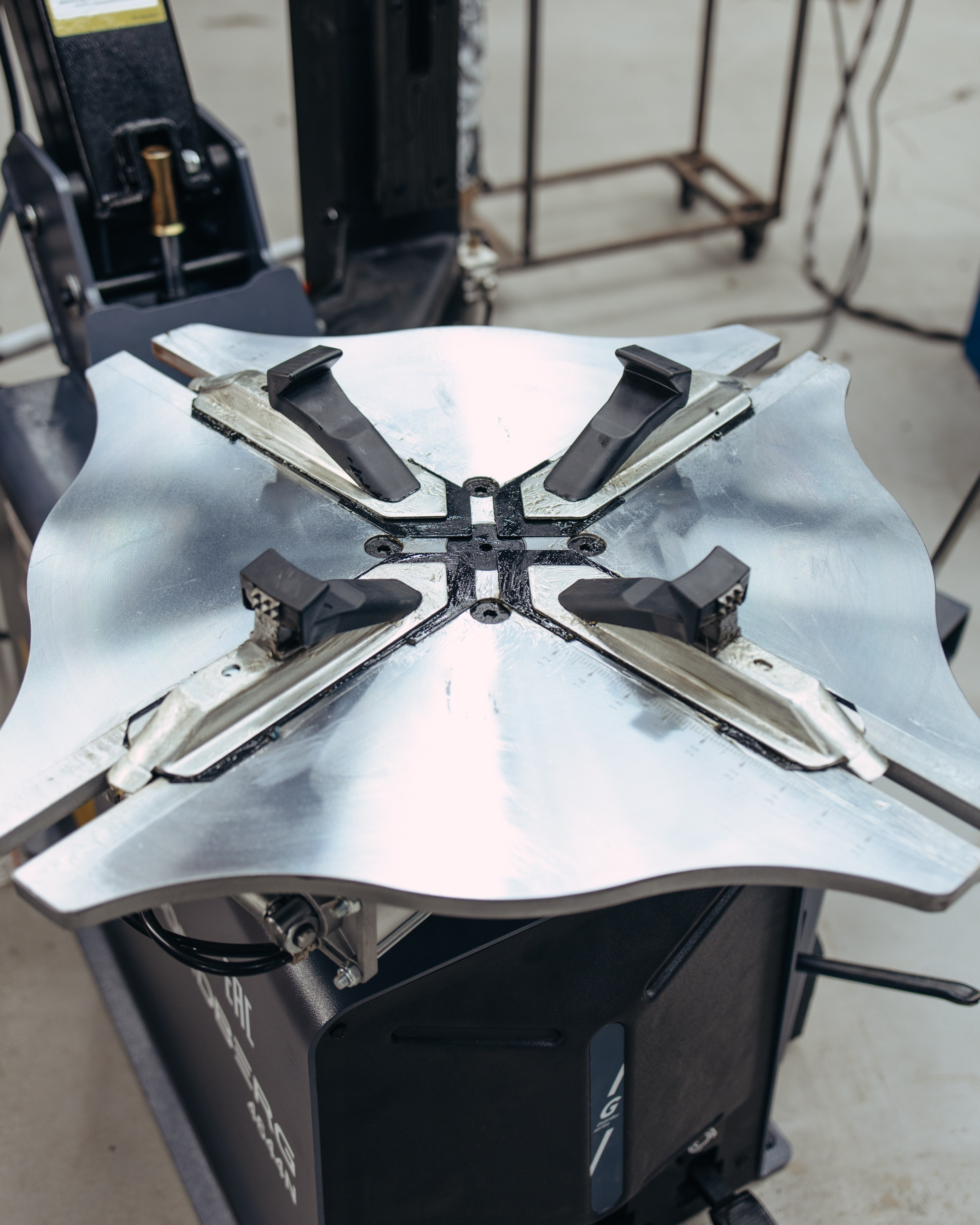 Ford Mustang Shelby сборка и шиномонтаж карбоновых дисков. DeLorein