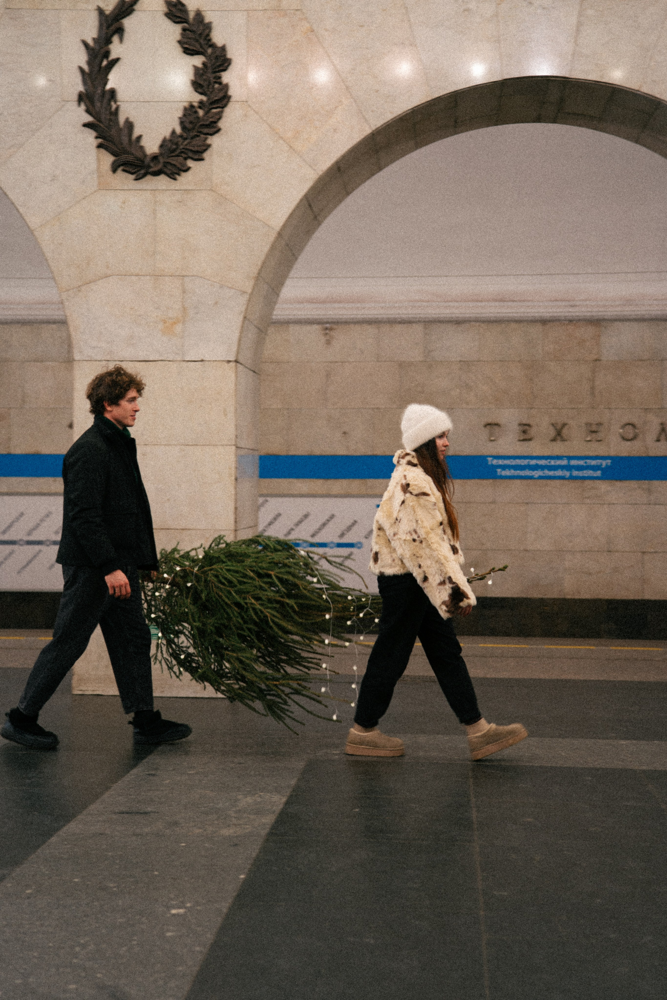 НОВОГОДНЯЯ ПРОГУЛКА ПАРЫ ПО ЧЕРНЫШЕВСКОЙ ПЕРЕД НОВЫМ ГОДОМ. Профессиональный фотограф, Санкт-Петербург — Виктория Богомолова
