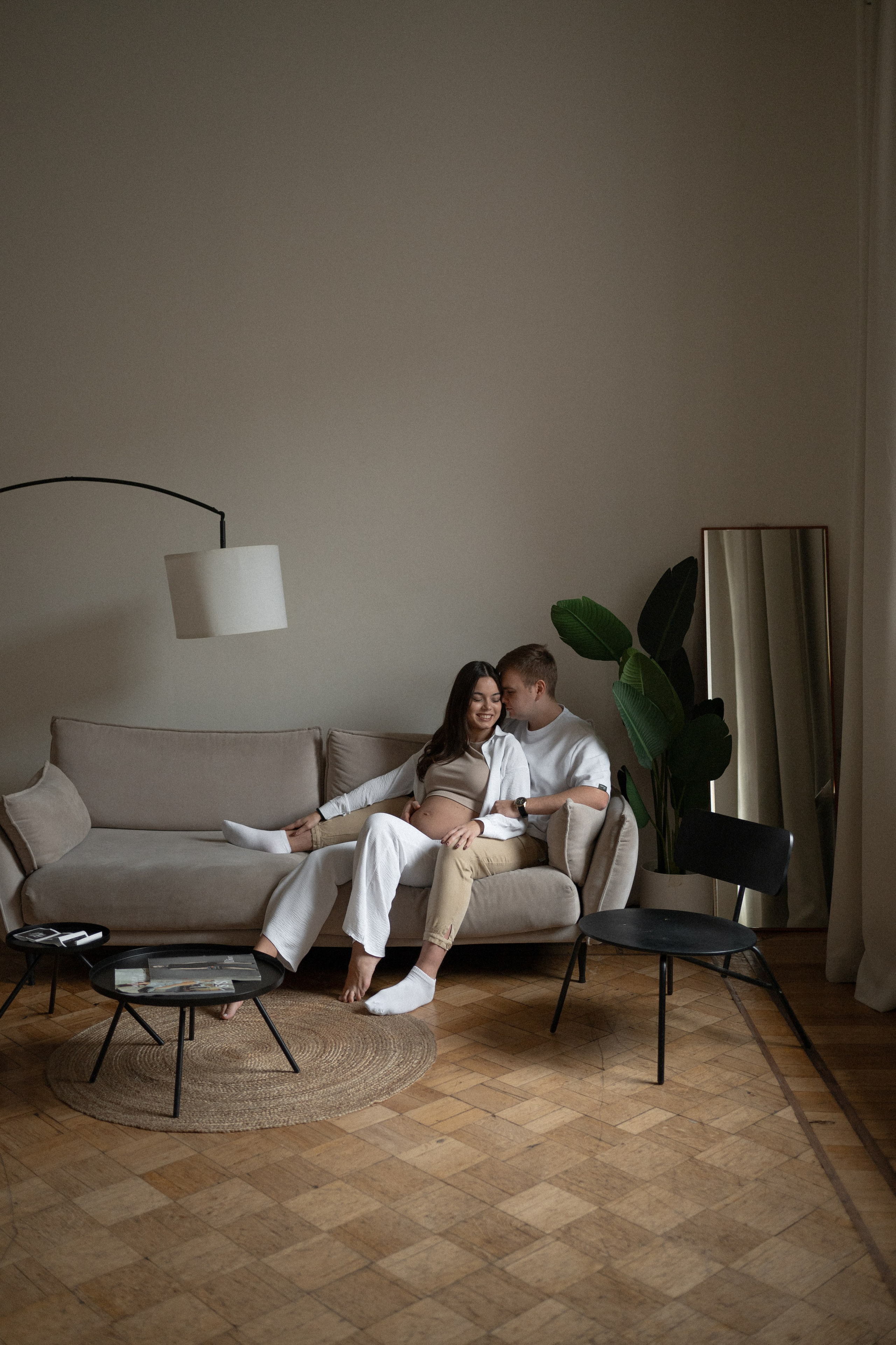 лаконичная фотосессия беременности в фотостудии