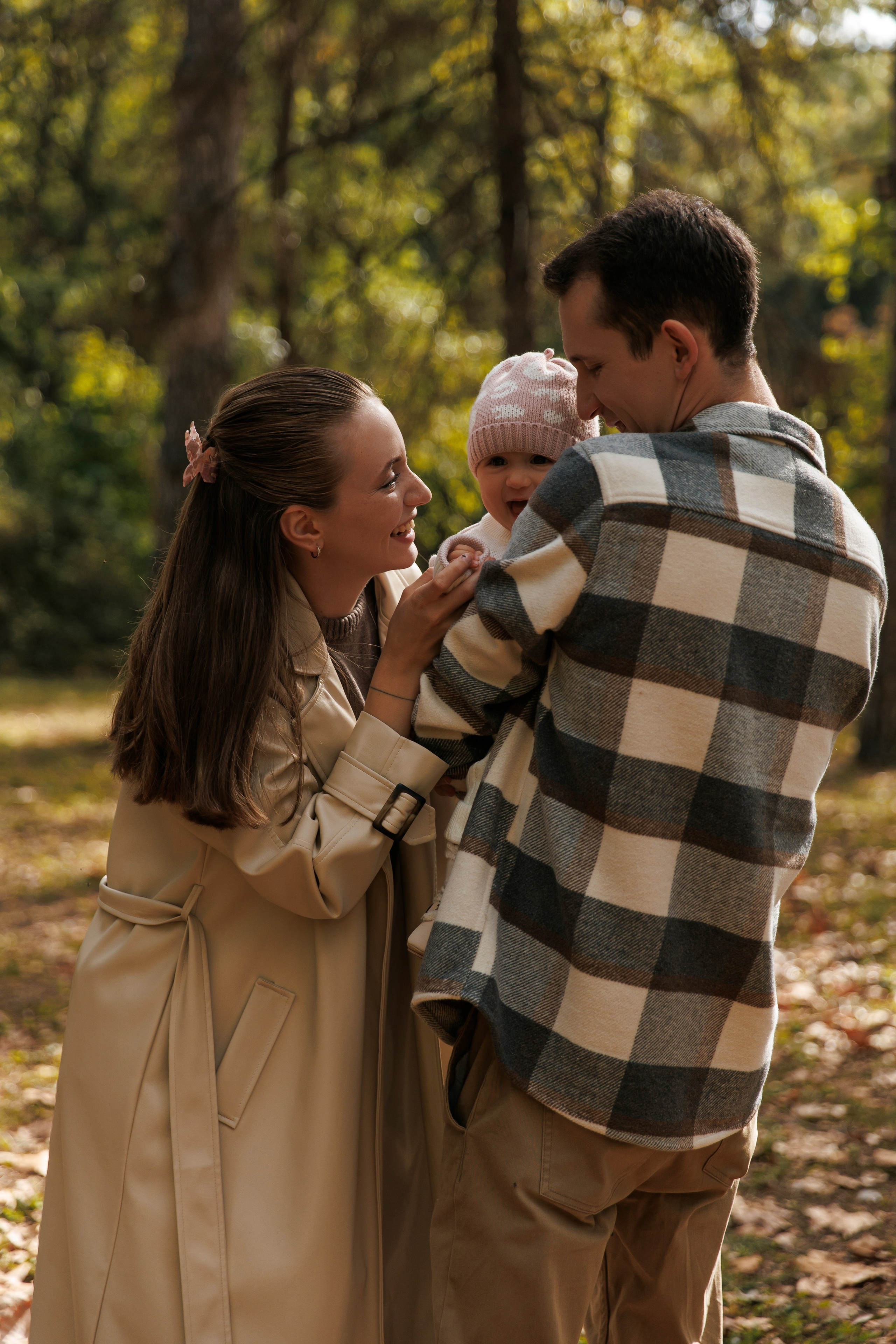 «Embracing Autumn: A Family Adventure Amidst Golden Leaves»