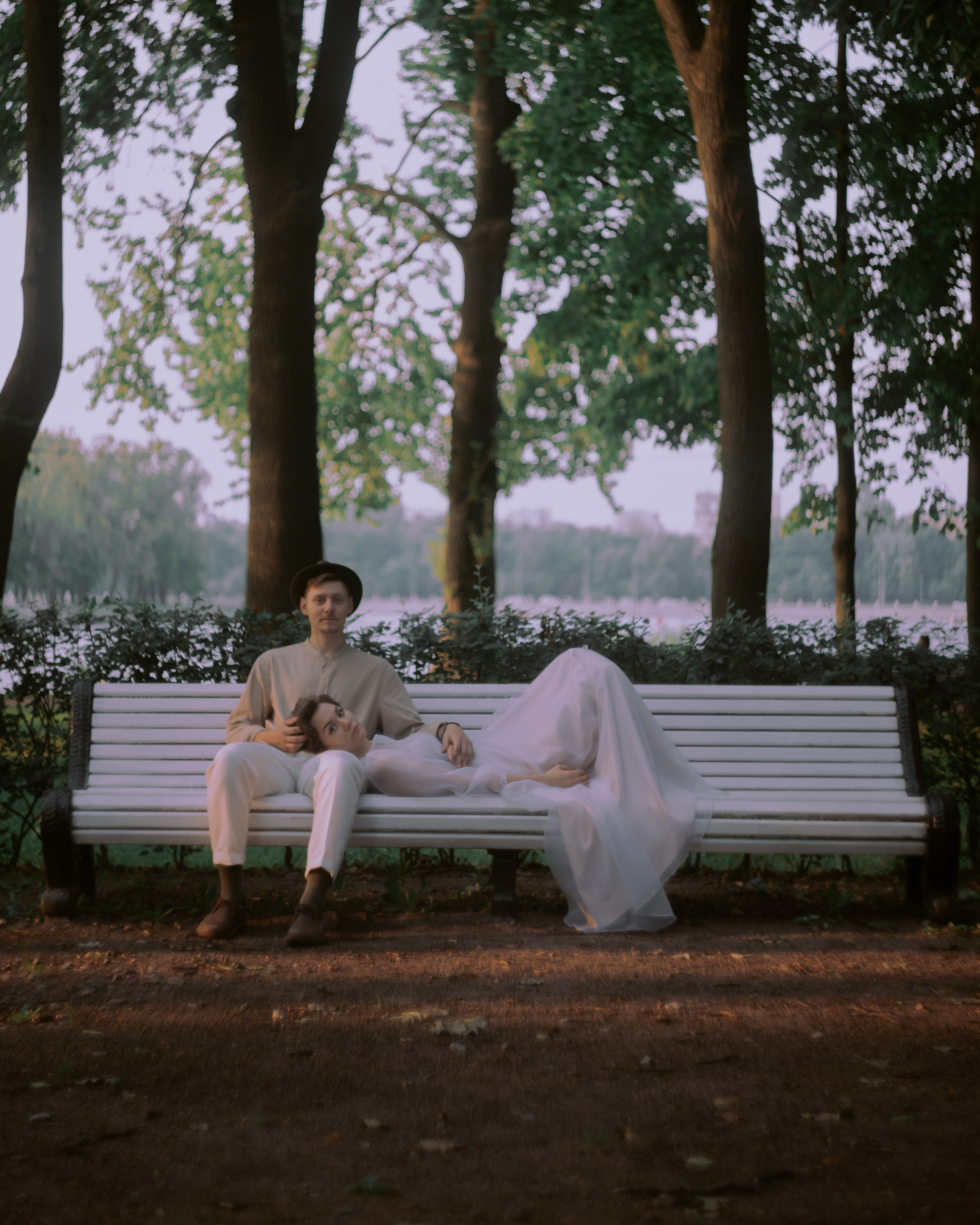 стильные свадебные кадры во время прогулки по Санкт-Петербургу