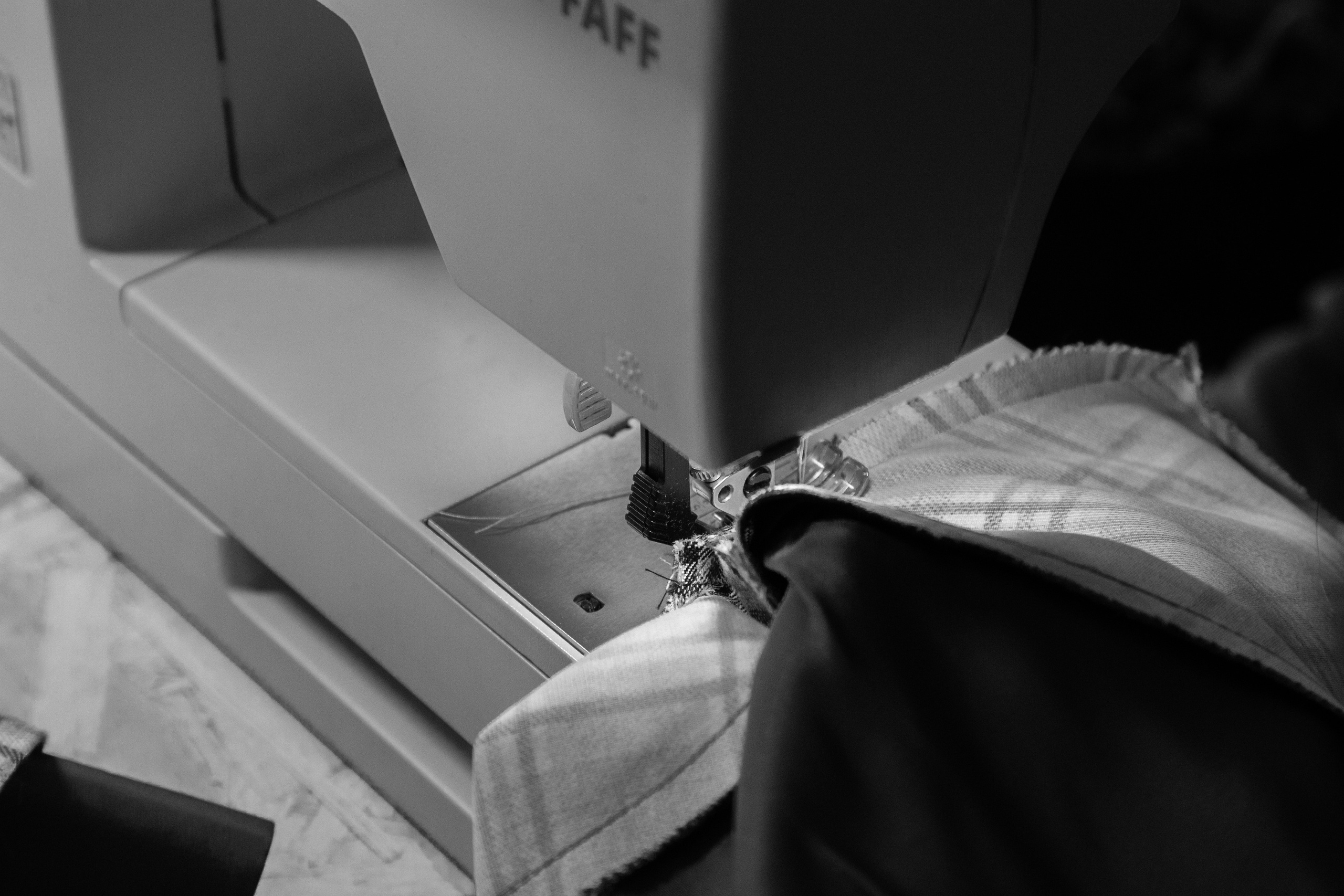 Предметная съемка с Олесей, швейный рабочий процесс. Ирина Чернова — портретный фотограф и маркетолог из Владивостока