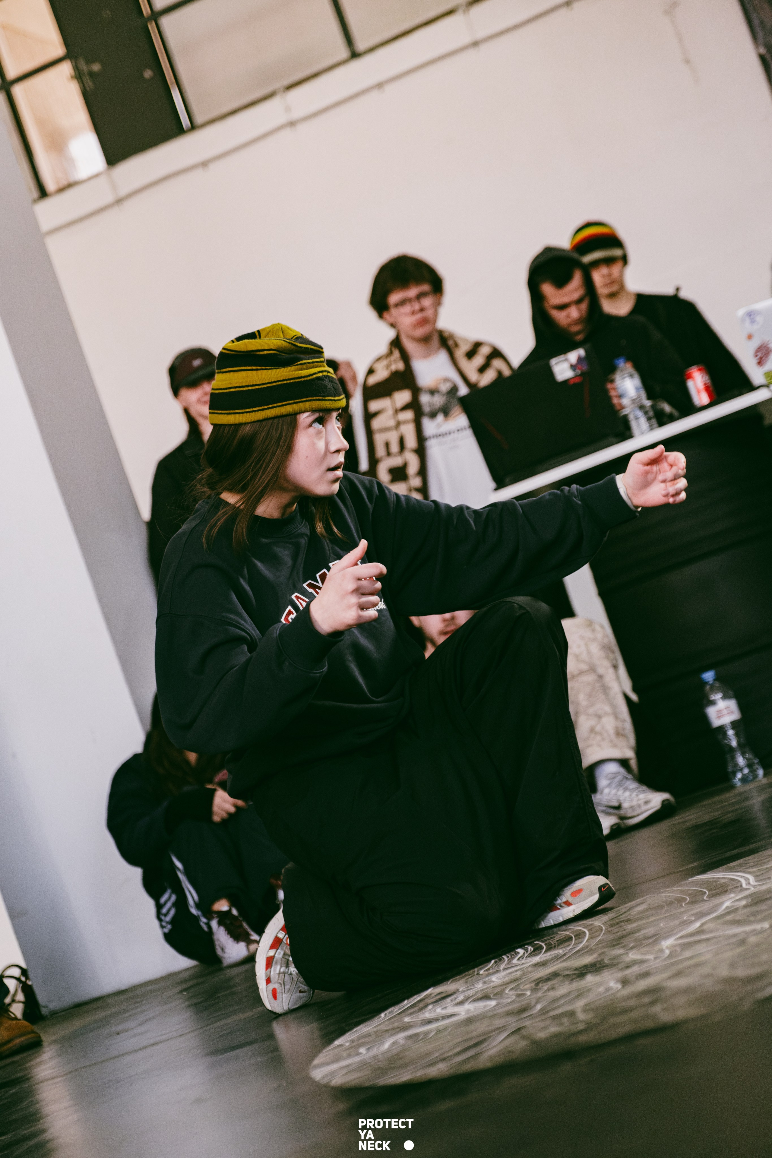 PROTECT YA NECK 22/03 (@youlovebu). Соня бу тебя сфоткала