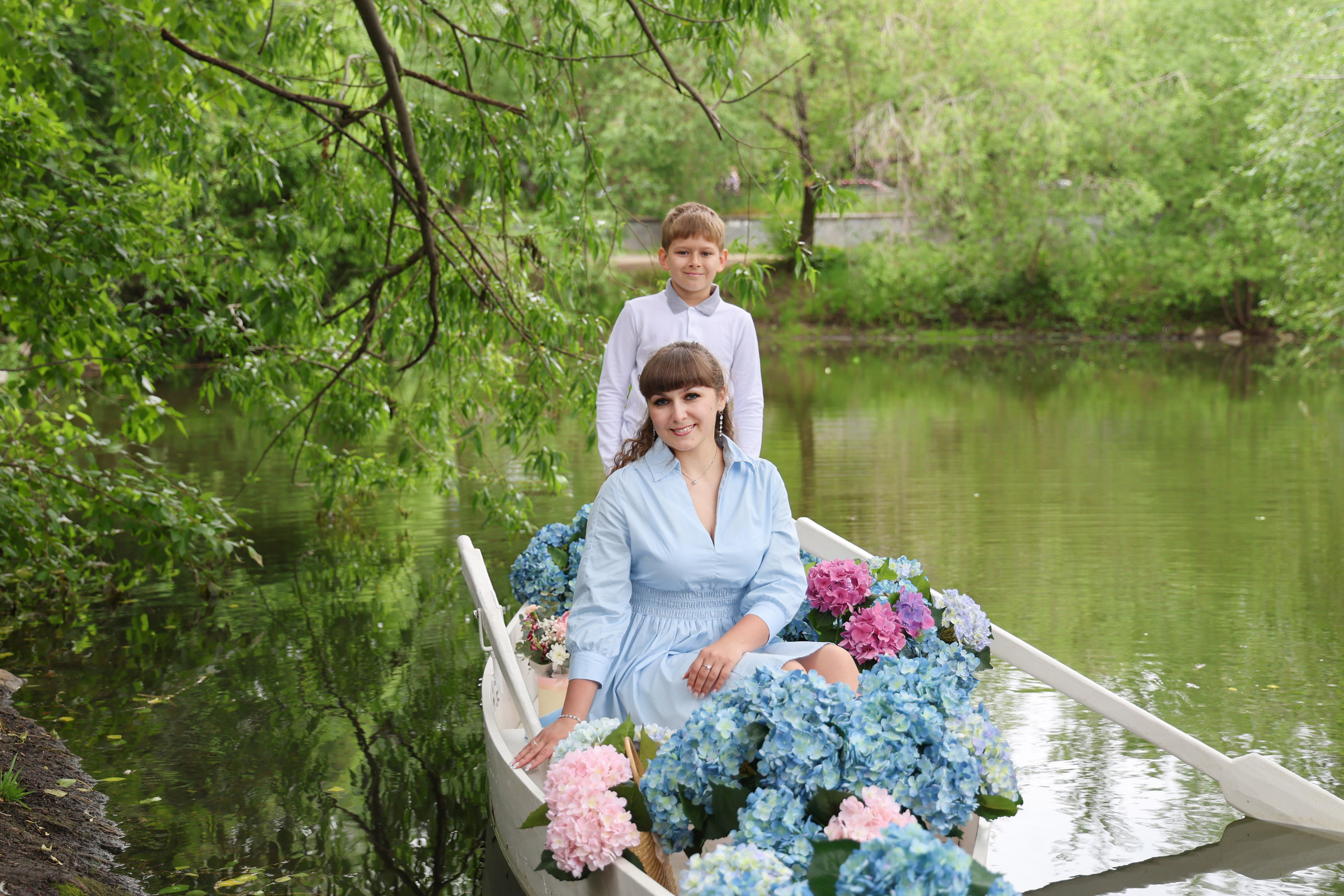 Фотосессия в лодке, лодка, озеро, платье, книга, шляпа, зонт, перчатки, весла, лето. Свадебный, семейный, женский и детский фотограф из Екатеринбурга