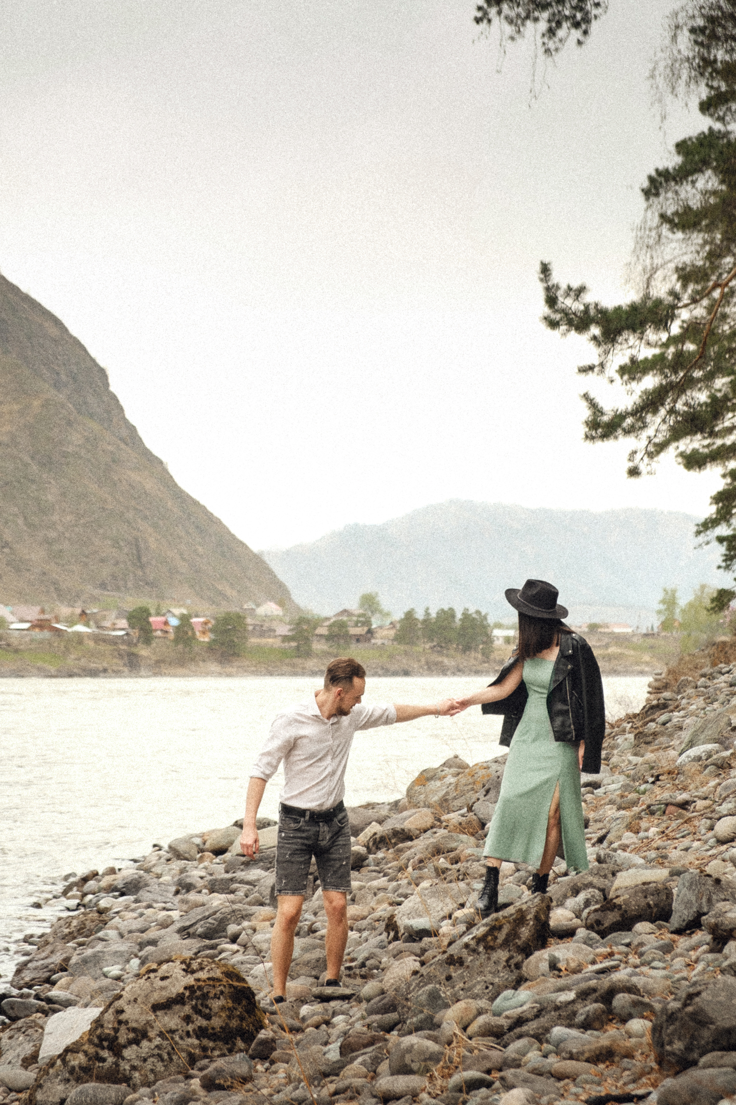 Помолвка на Алтае с. Чемал. Фотосъемка свадеб и семейных фотосессий в Республике Алтай