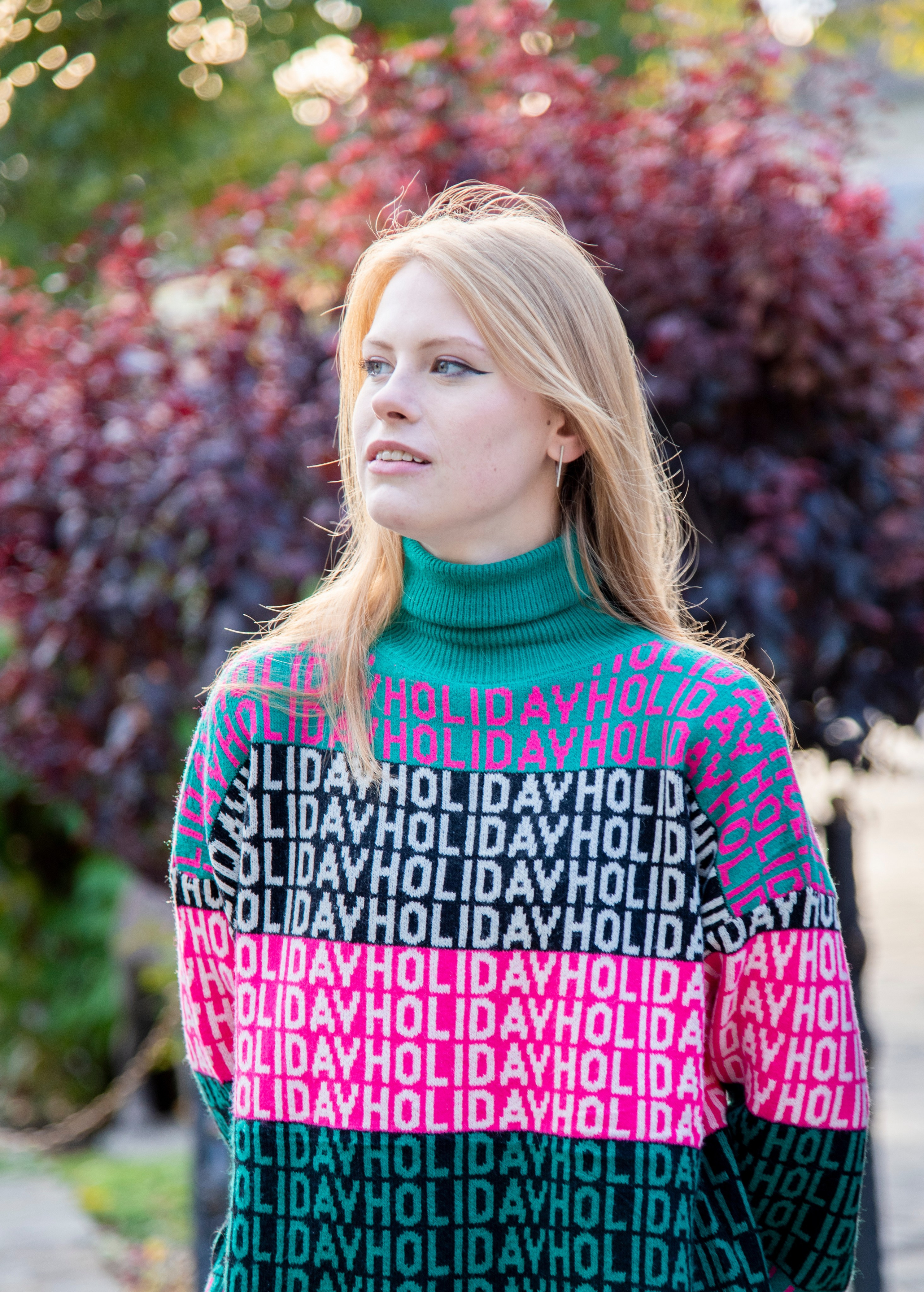 молодая девушка студентка. блондинка. длинные волосы. розово-зелёный свитер. парк Лога . осень