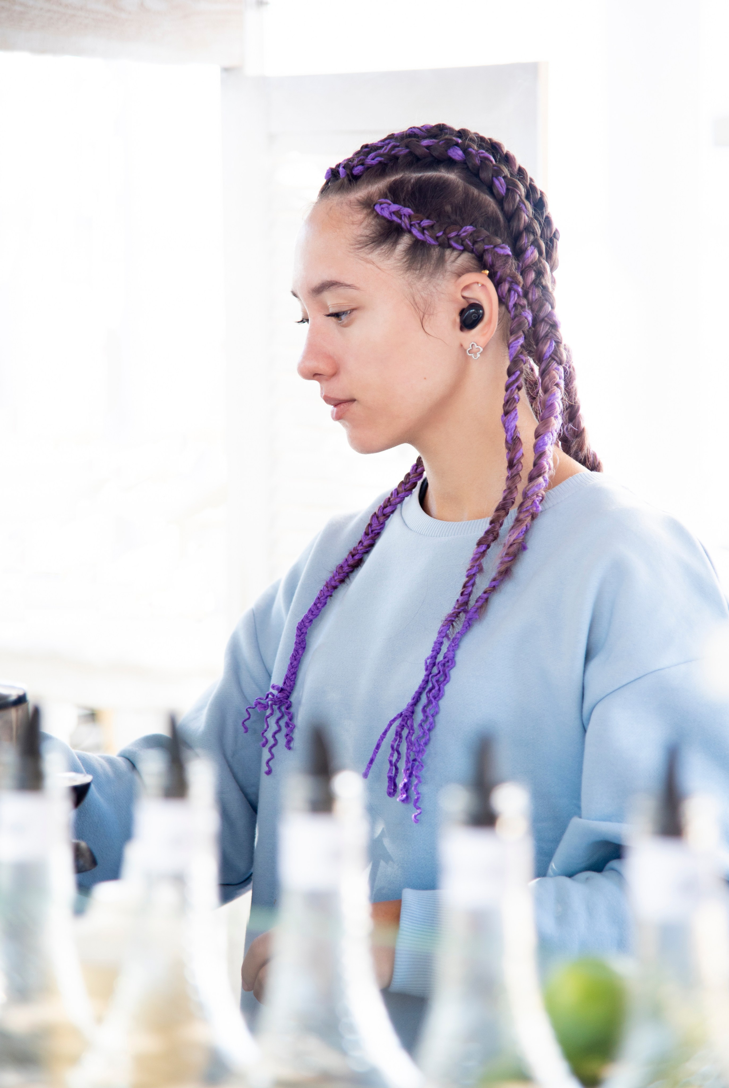 смуглая красивая девушка с афро-косами, пляжный бармен. посёлок Лазоревское