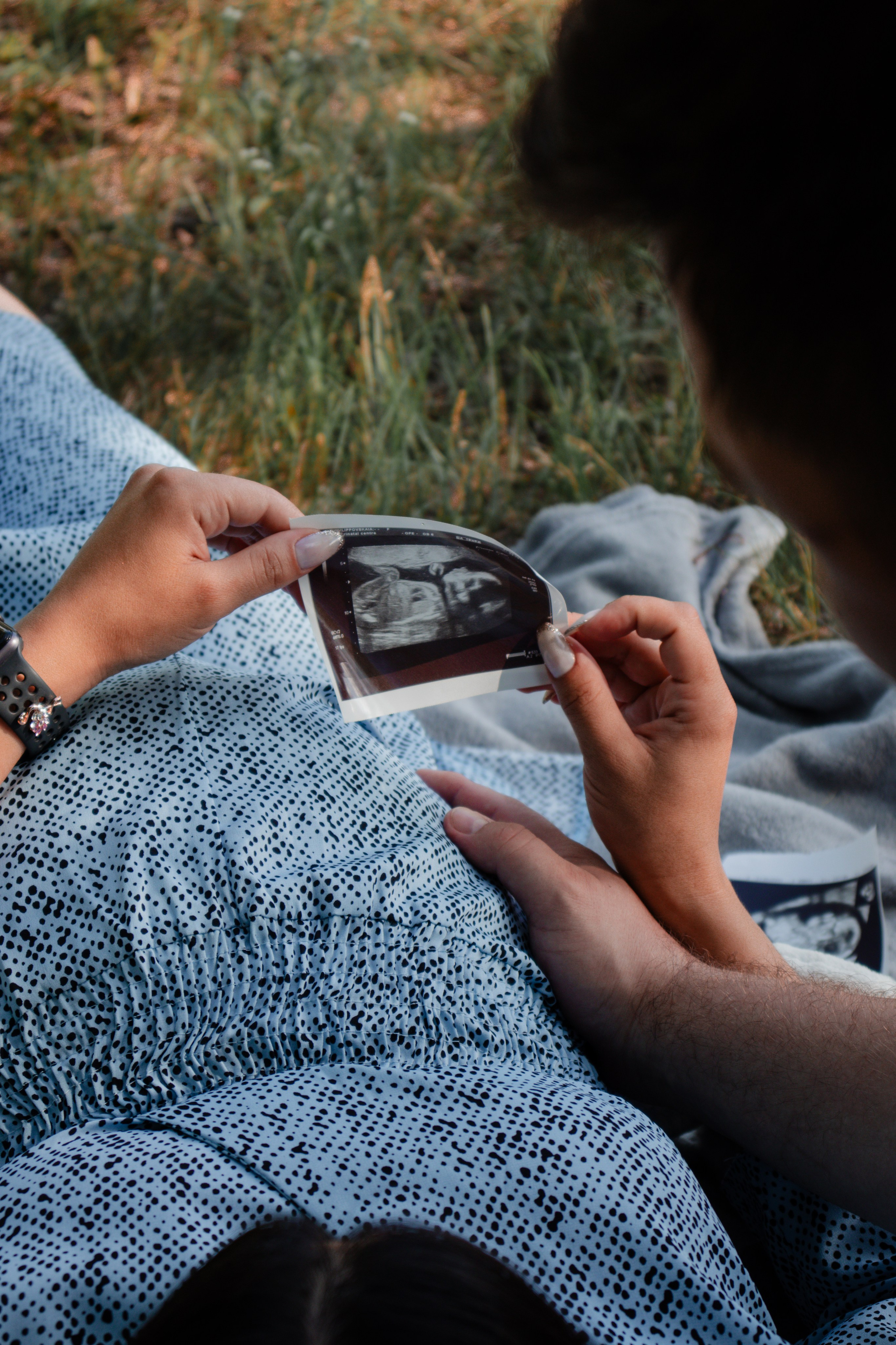 Прогулочная природная фотосессия беременной девушки с мужем в городе Томск