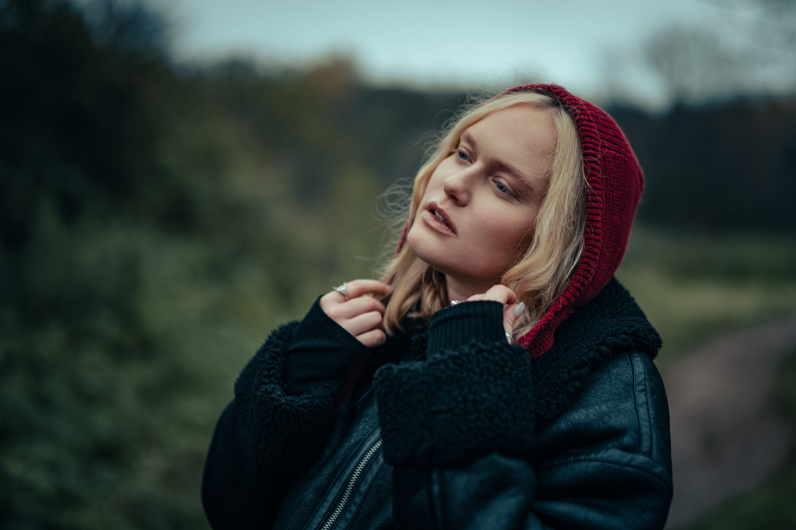 Катя в лесу