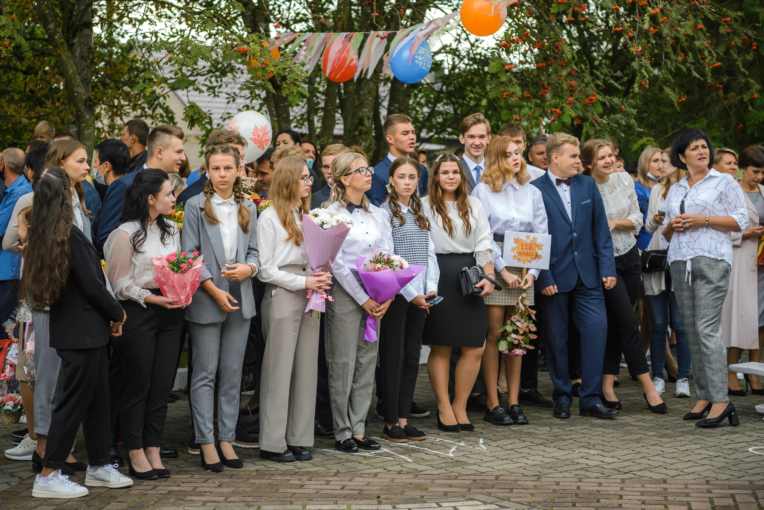 Линейка 11-е классы 2023. Фотограф Галина Лисанова, г. Брянск