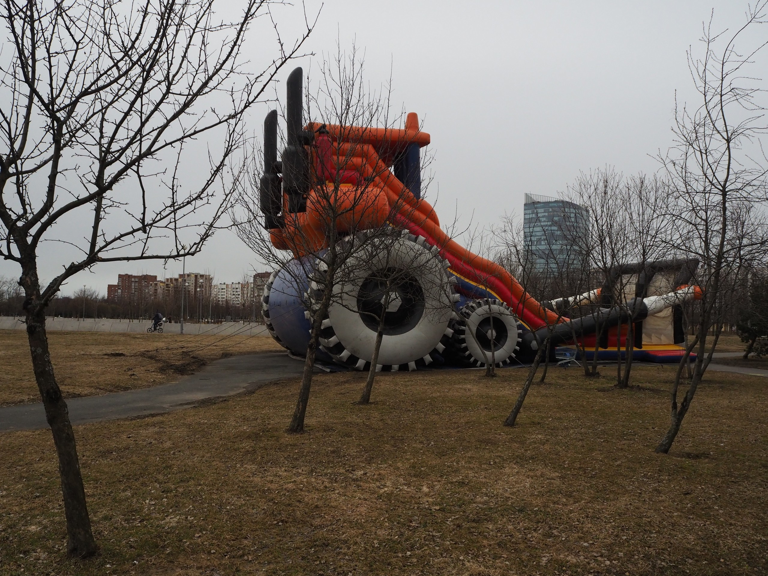 The park (2017). Künstler Verstecktoff
