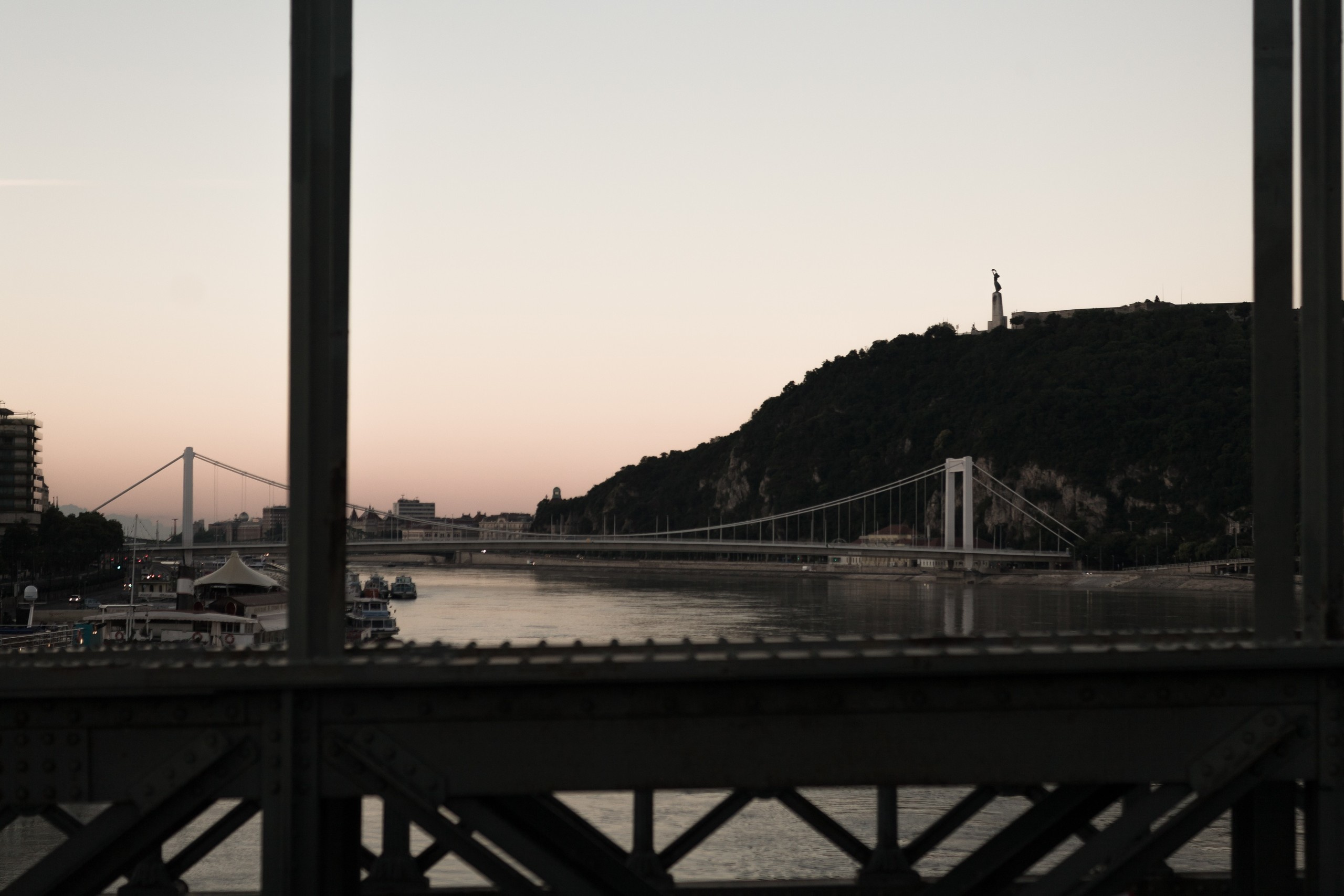 Capitals on the Danube. Künstler Verstecktoff