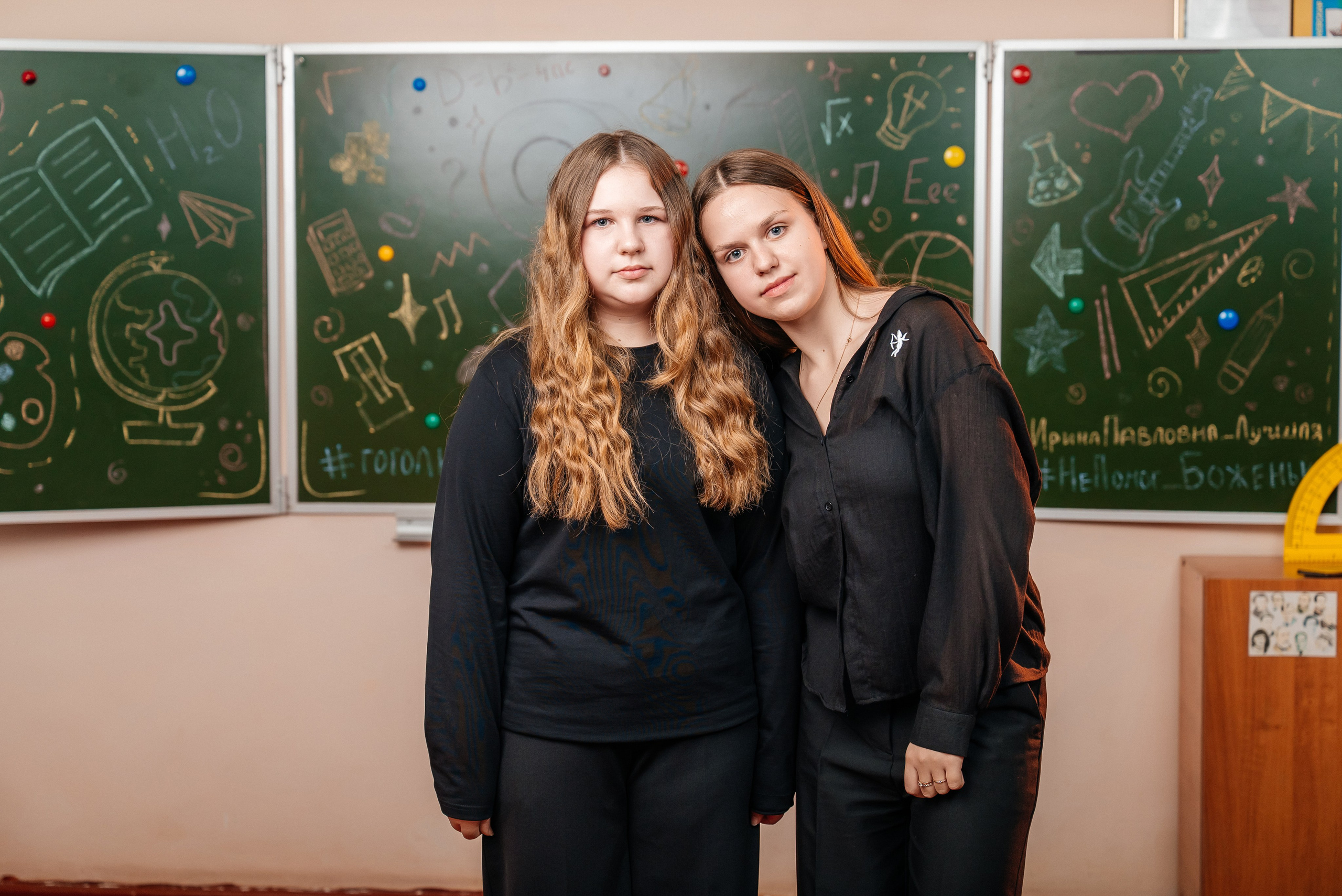 Красный и зеленый. Школьный фотограф в Валуйках. Фотосессии для выпускников и изготовление выпускных альбомов в городе Валуйки и в Белгородской области