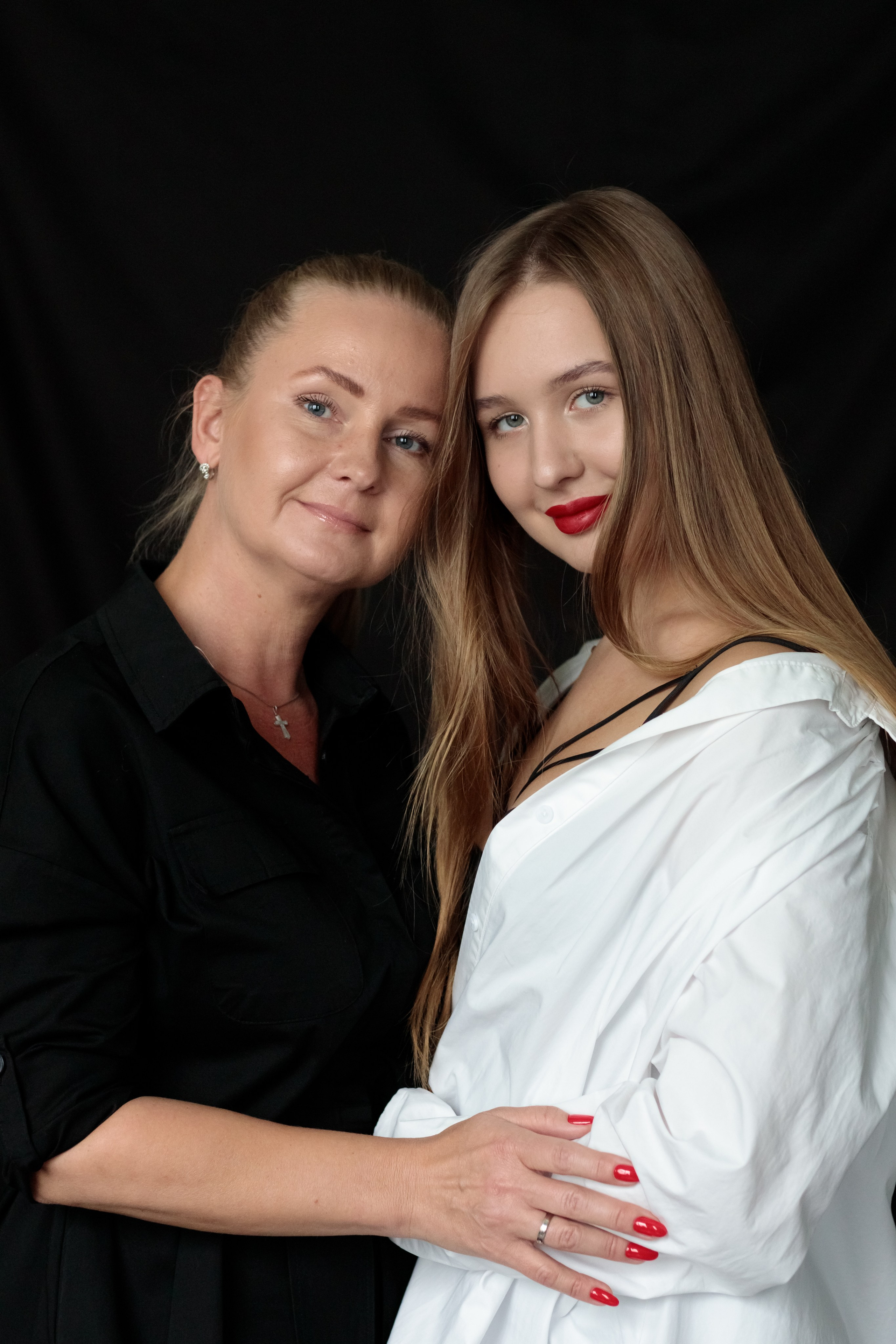 Семейный портет на фоне. Фотограф в Тюмени Даша Михнова. Портреты, фотопроекты, фотодни