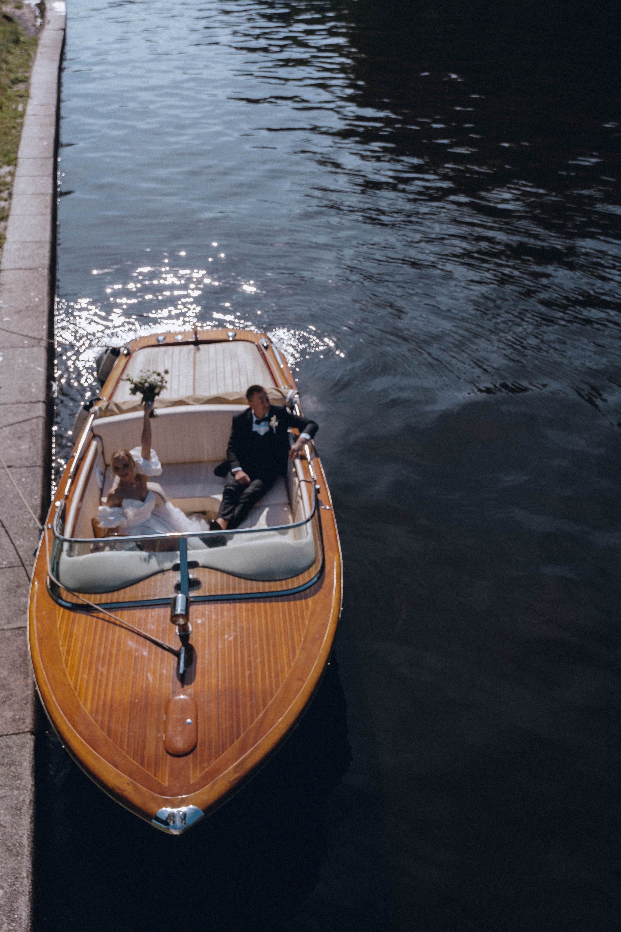 СВАДЕНБНАЯ СЬЕМКА НА КАТЕРЕ ПО КАНАЛАМ САНКТ-ПЕТЕРБУРГА И В АКВАТОРИИ НЕВЫ. Профессиональный фотограф, Санкт-Петербург — Виктория Богомолова