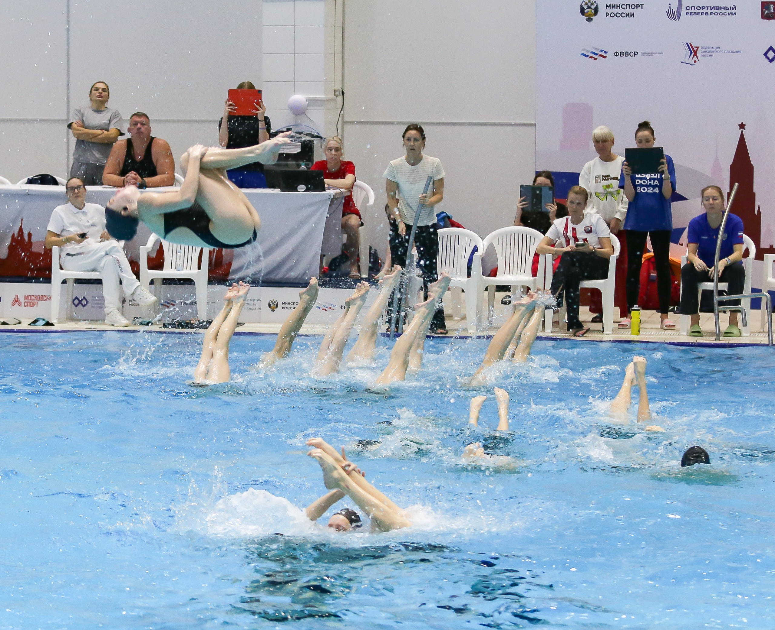 Тренировка перед соревнованиями по синхронному плаванию. Репортажный фотограф в Москве