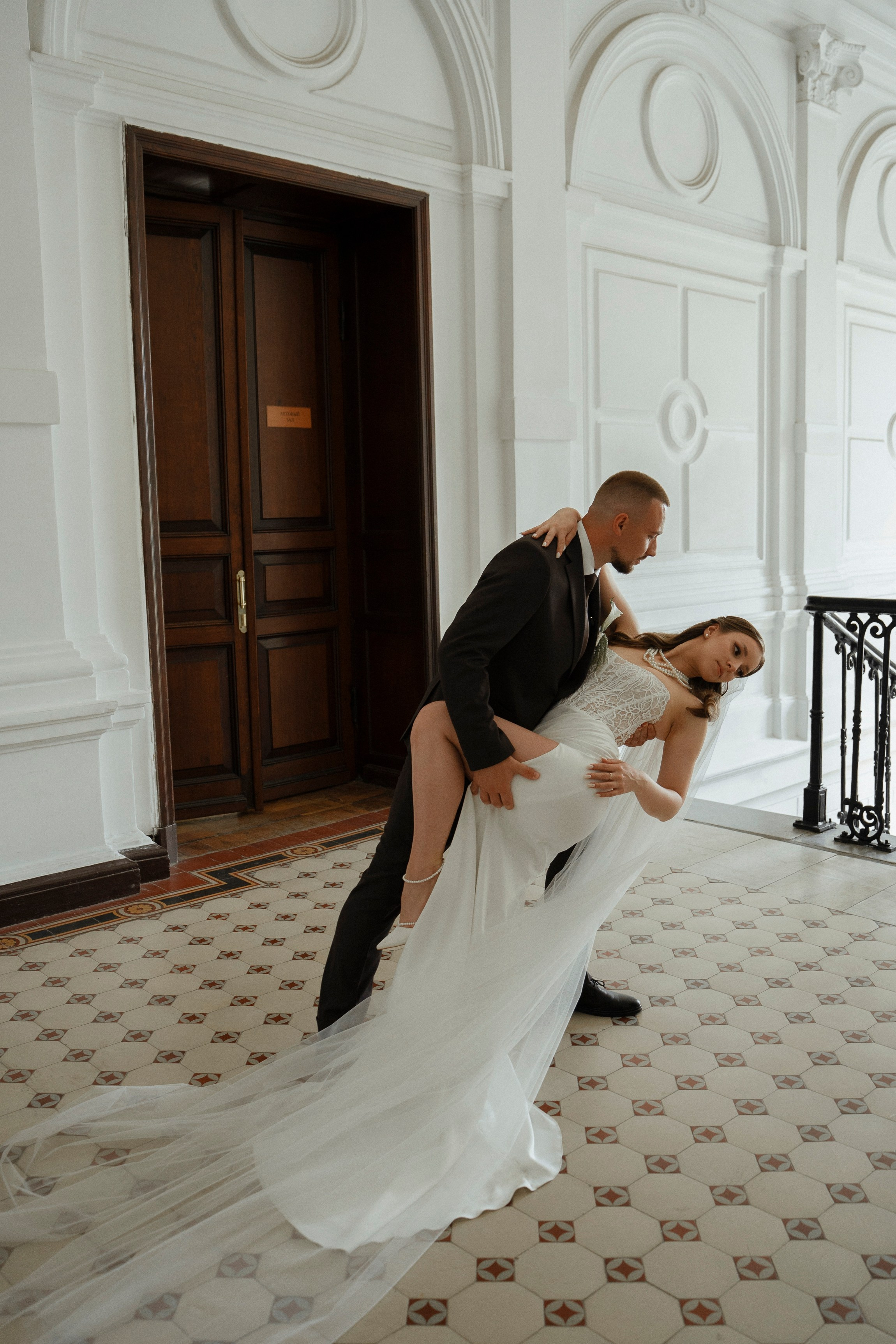 "Свадебная фотосессия в Пензе: Жених и невеста в художественном училище".